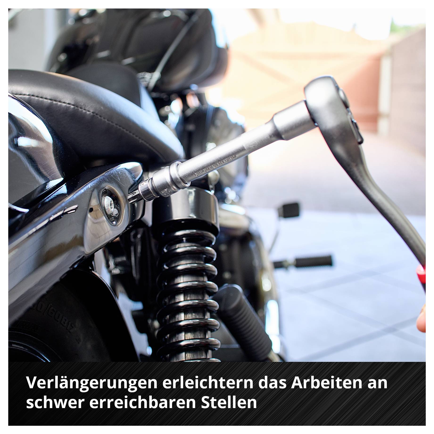 Ein Motorrad mit Werkzeugverlängerung am Hinterrad. Text: 'Verlängerungen erleichtern das Arbeiten an schwer erreichbaren Stellen'.