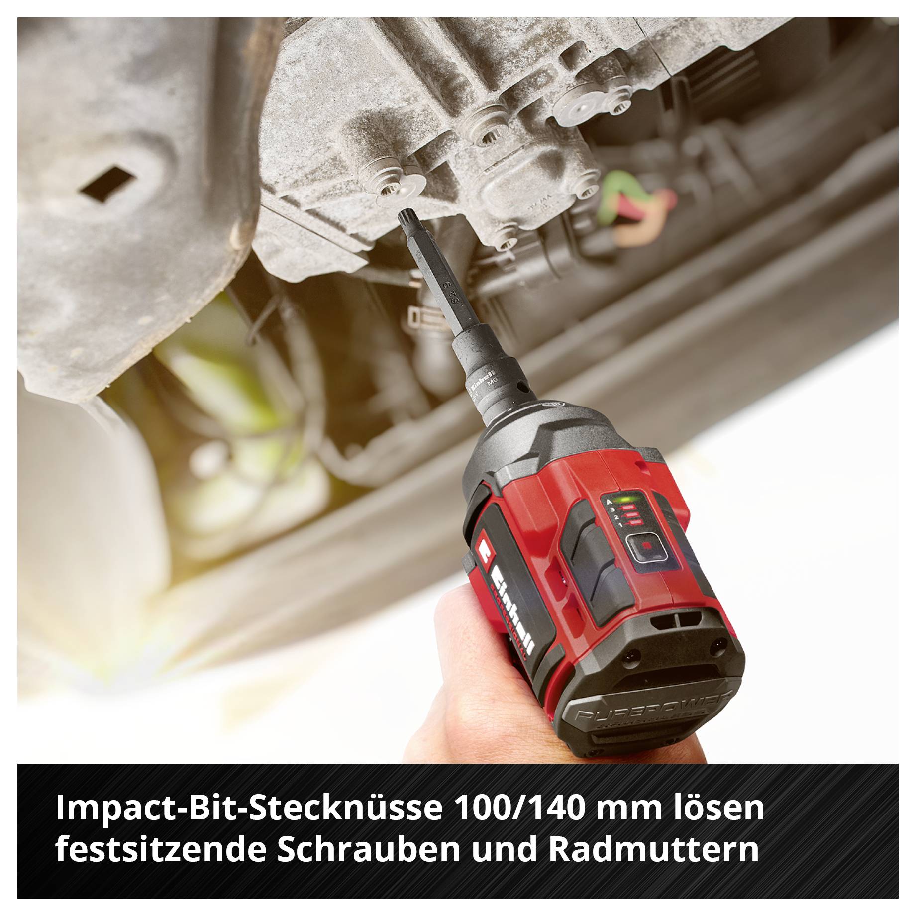 Ein Handschrauber mit rotem Gehäuse löst eine Schraube unter einem Fahrzeug. Text: 'Impact-Bit-Stecknüsse 100/140 mm lösen festsitzende Schrauben und Radmuttern'.
