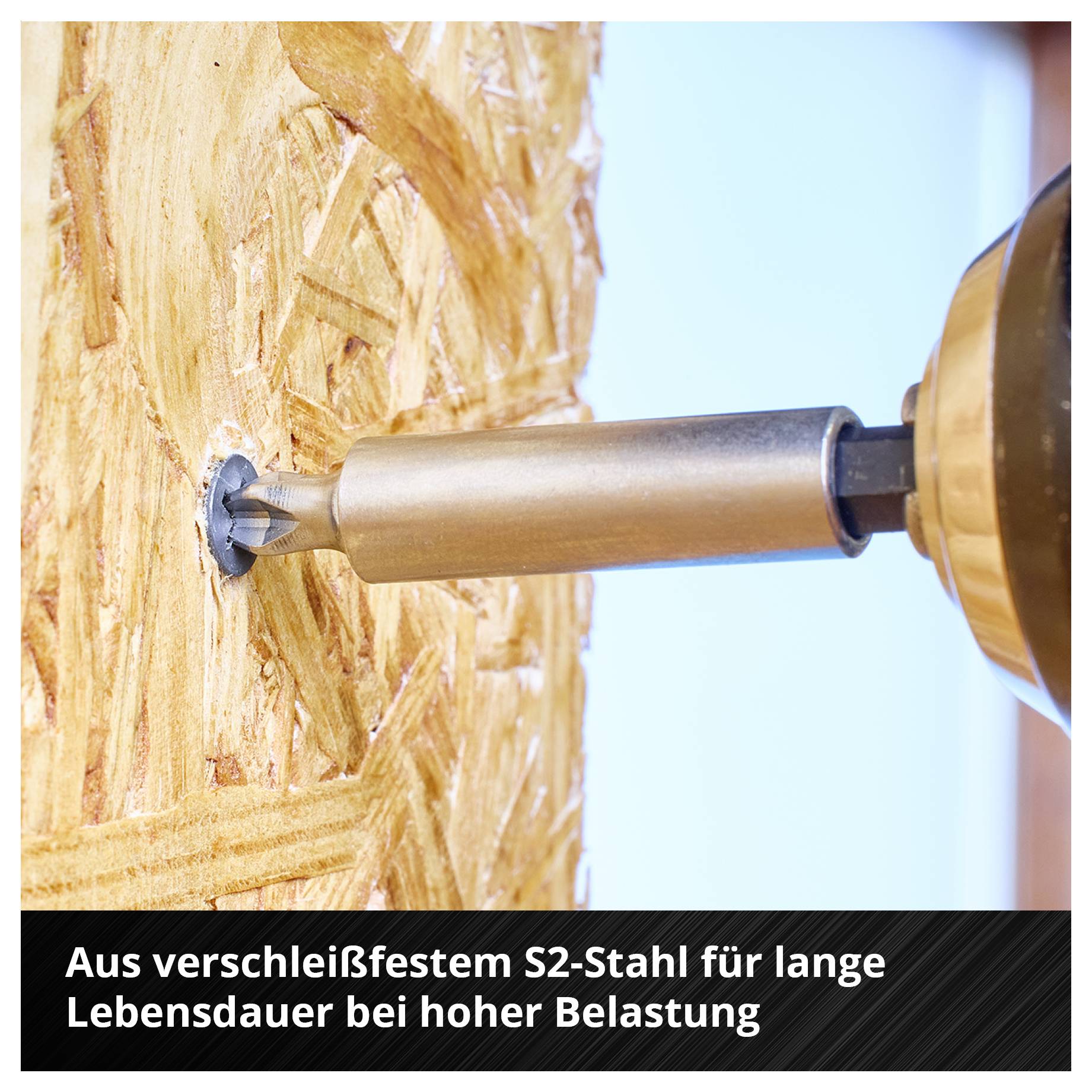 Bohrmaschine beim Bohren in Holzplatte. Text: 'Aus verschleißfestem S2-Stahl für lange Lebensdauer bei hoher Belastung'.