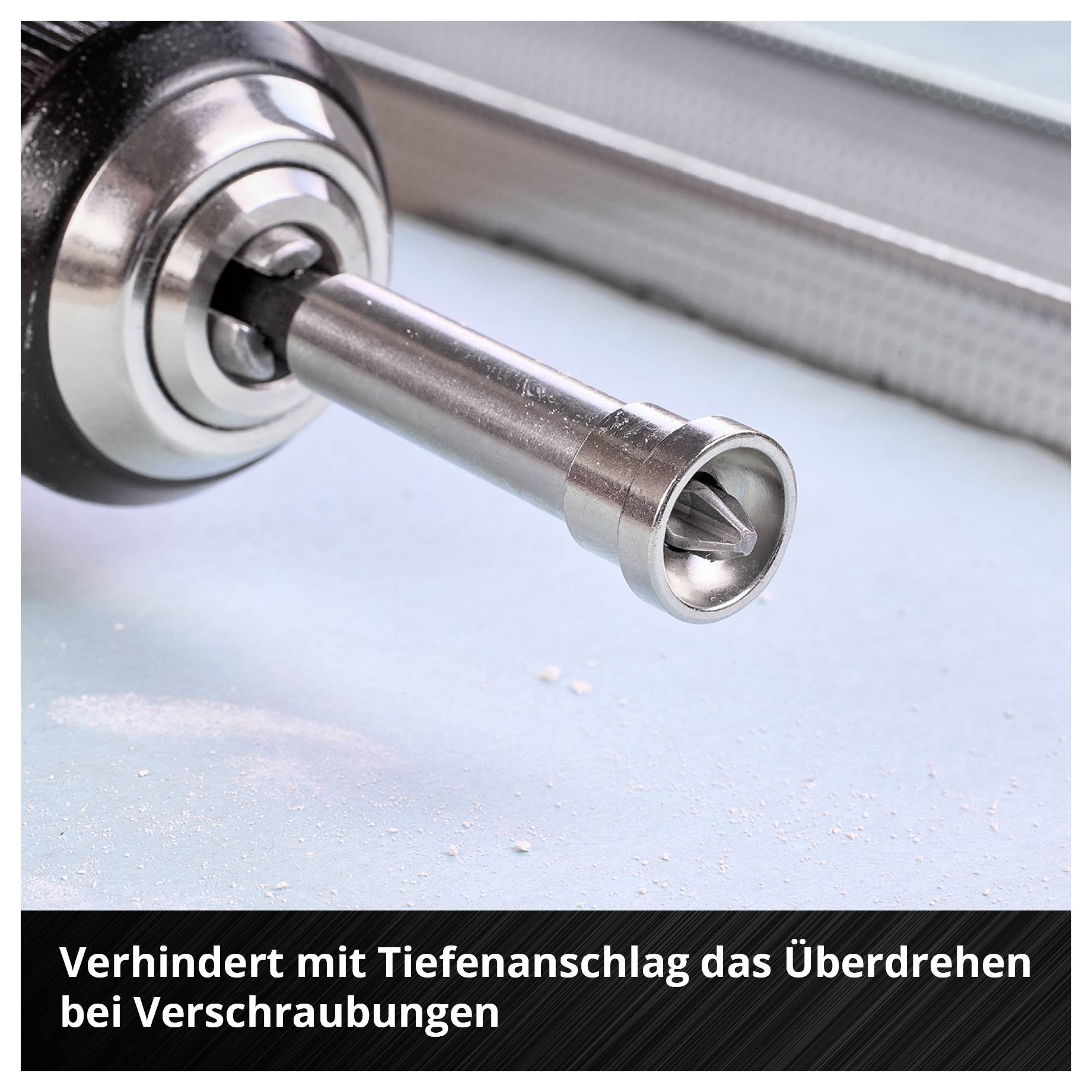 Ein Tiefenbegrenzer auf einem Bohrkopf verhindert das Überdrehen bei Verschraubungen auf einer blauen Oberfläche, Staub sichtbar.