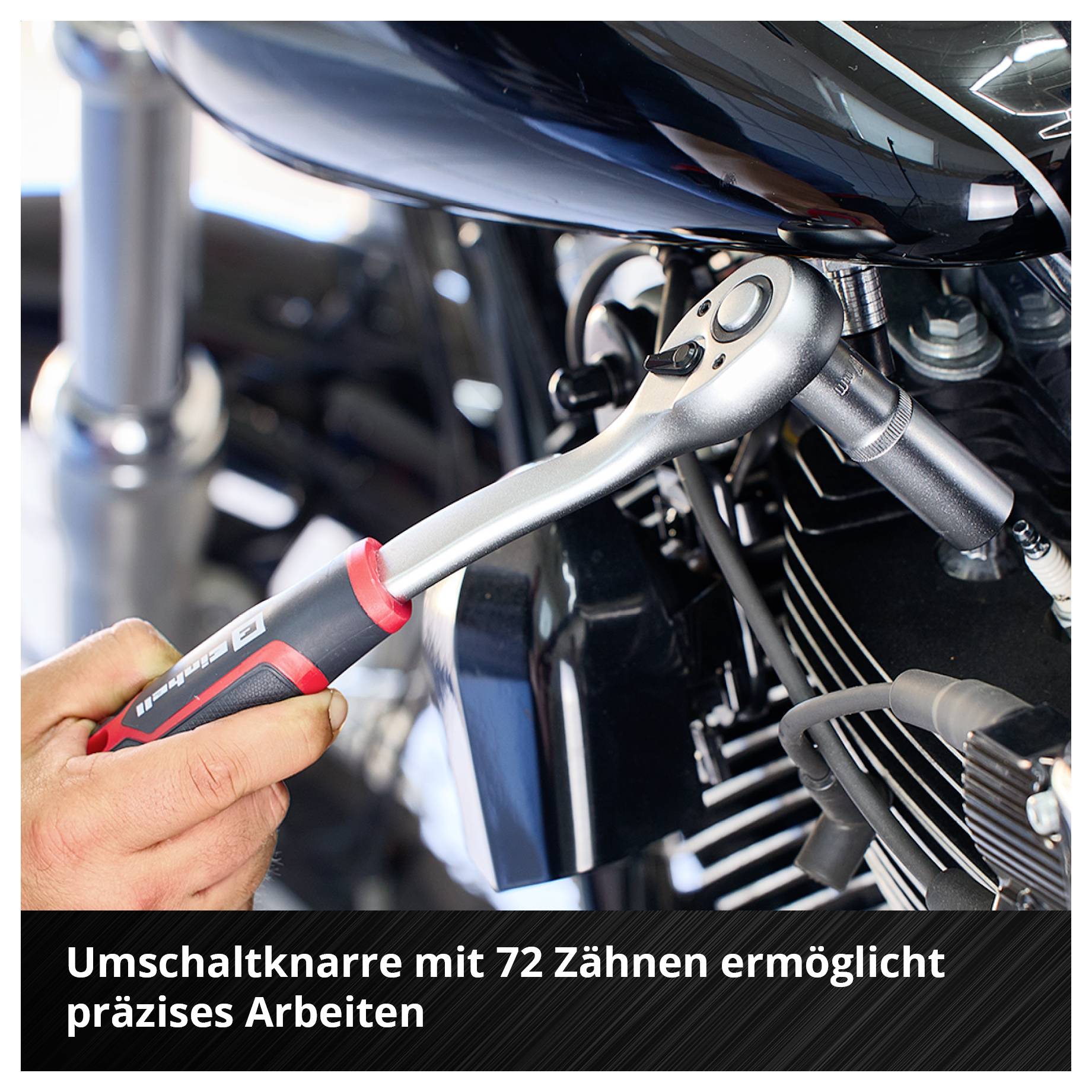 Eine Umschaltknarre wird an einem Motorrad verwendet. Der Text sagt: 'Umschaltknarre mit 72 Zähnen ermöglicht präzises Arbeiten.'