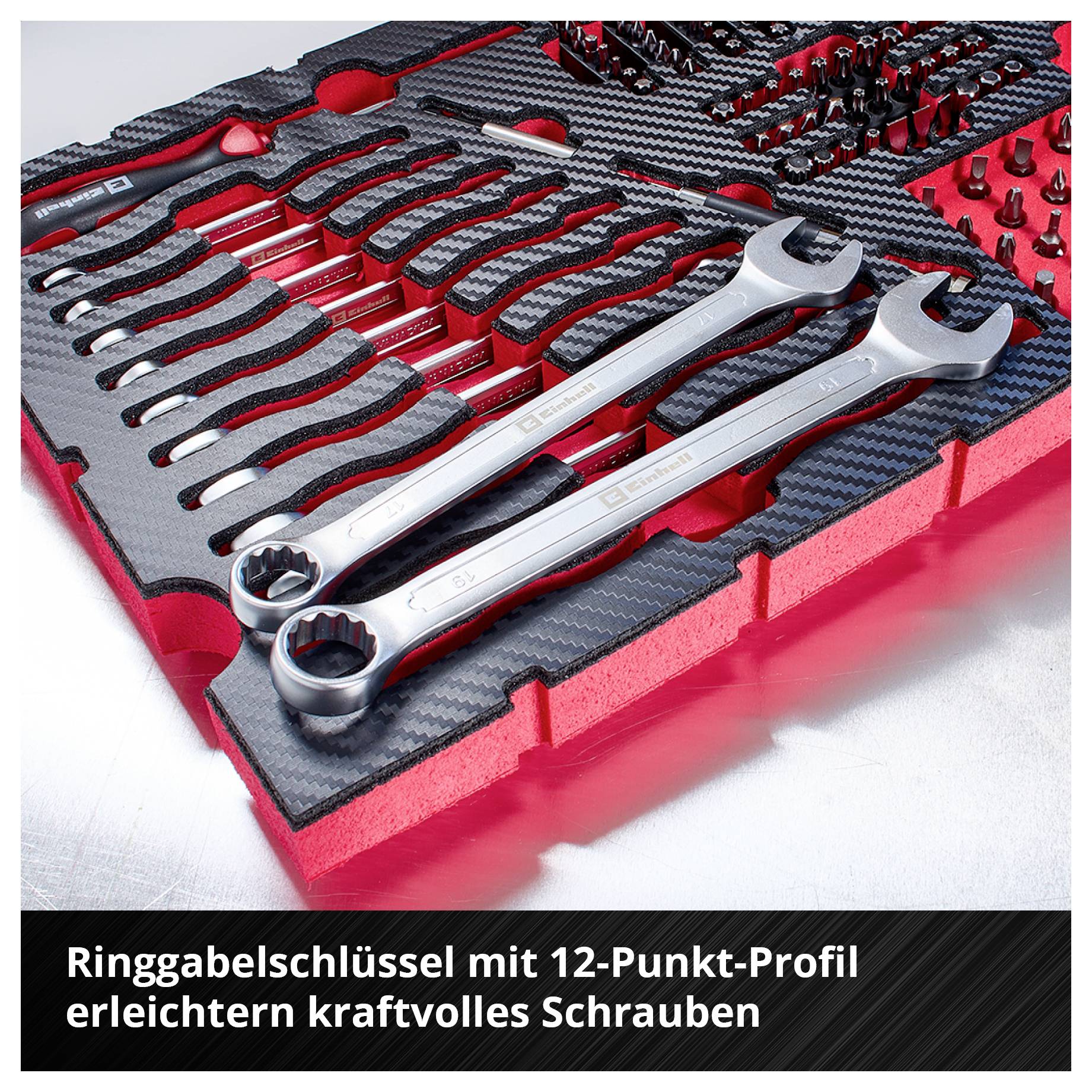 'Ringgabelschlüssel mit 12-Punkt-Profil erleichtern kraftvolles Schrauben.' Ein Set von Ringgabelschlüsseln auf strukturiertem Hintergrund.