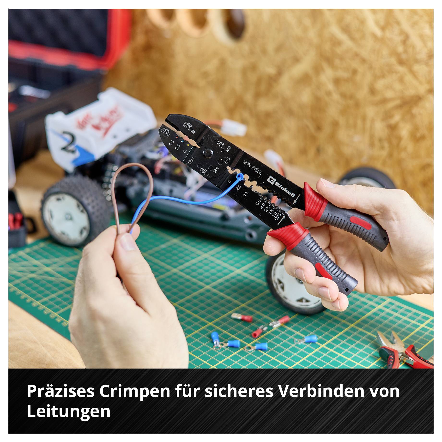 Eine Hand hält einen Draht und eine Zange zum Crimpen; im Hintergrund ein Modellauto. Text: Präzises Crimpen für sicheres Verbinden von Leitungen.