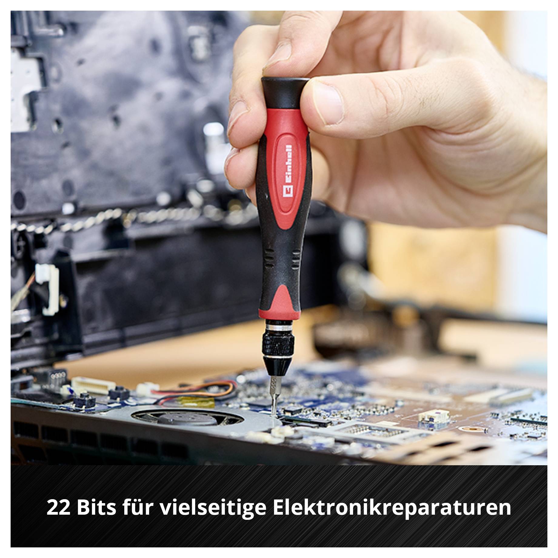 Hand hält Schraubenzieher, repariert Elektronikgerät. Text: 22 Bits für vielseitige Elektronikreparaturen.