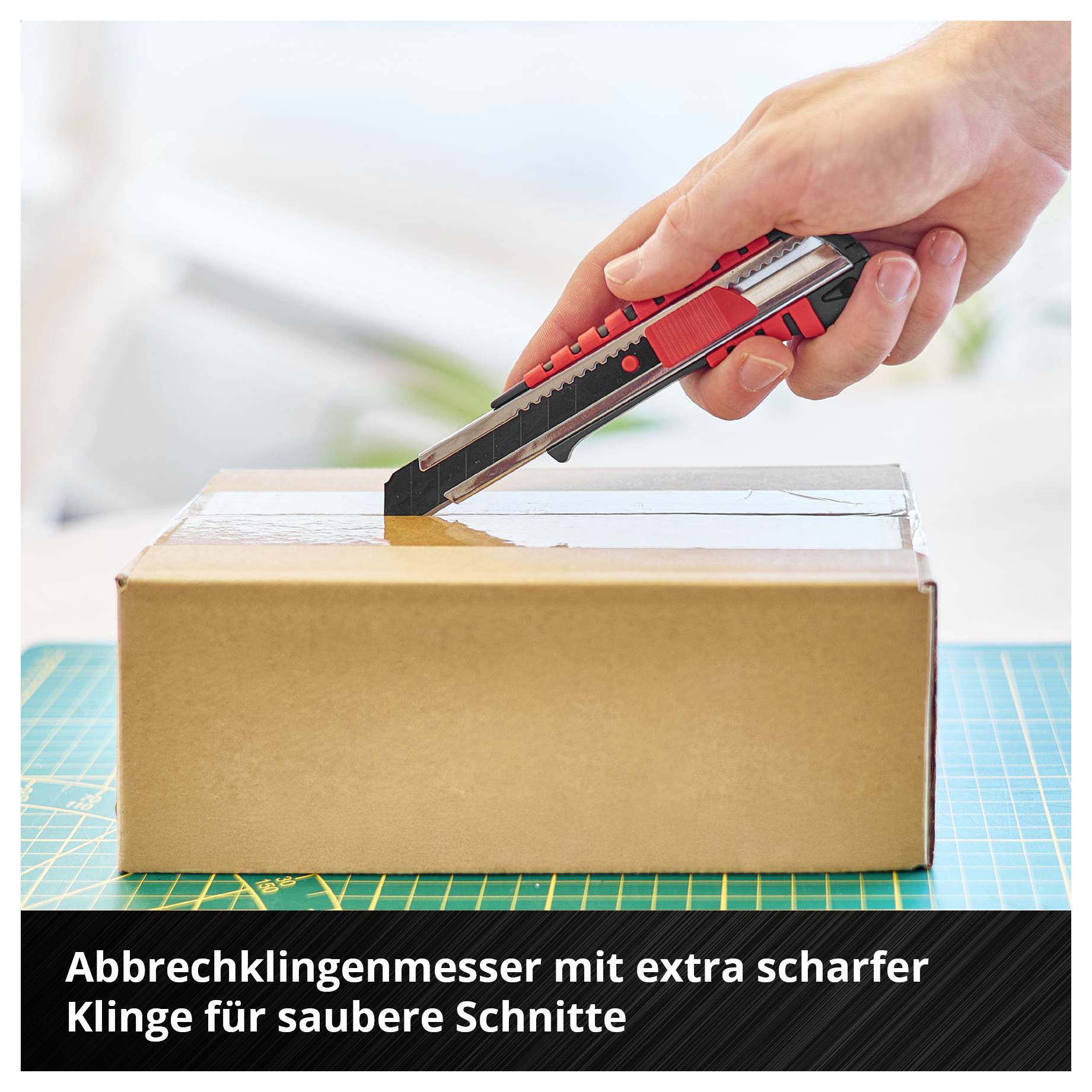 'Abbrechklingenmesser schneidet Karton.' Eine Hand benutzt ein rot-schwarzes Messer, um einen Karton zu öffnen. Text: 'Abbrechklingenmesser mit extra scharfer Klinge für saubere Schnitte'.