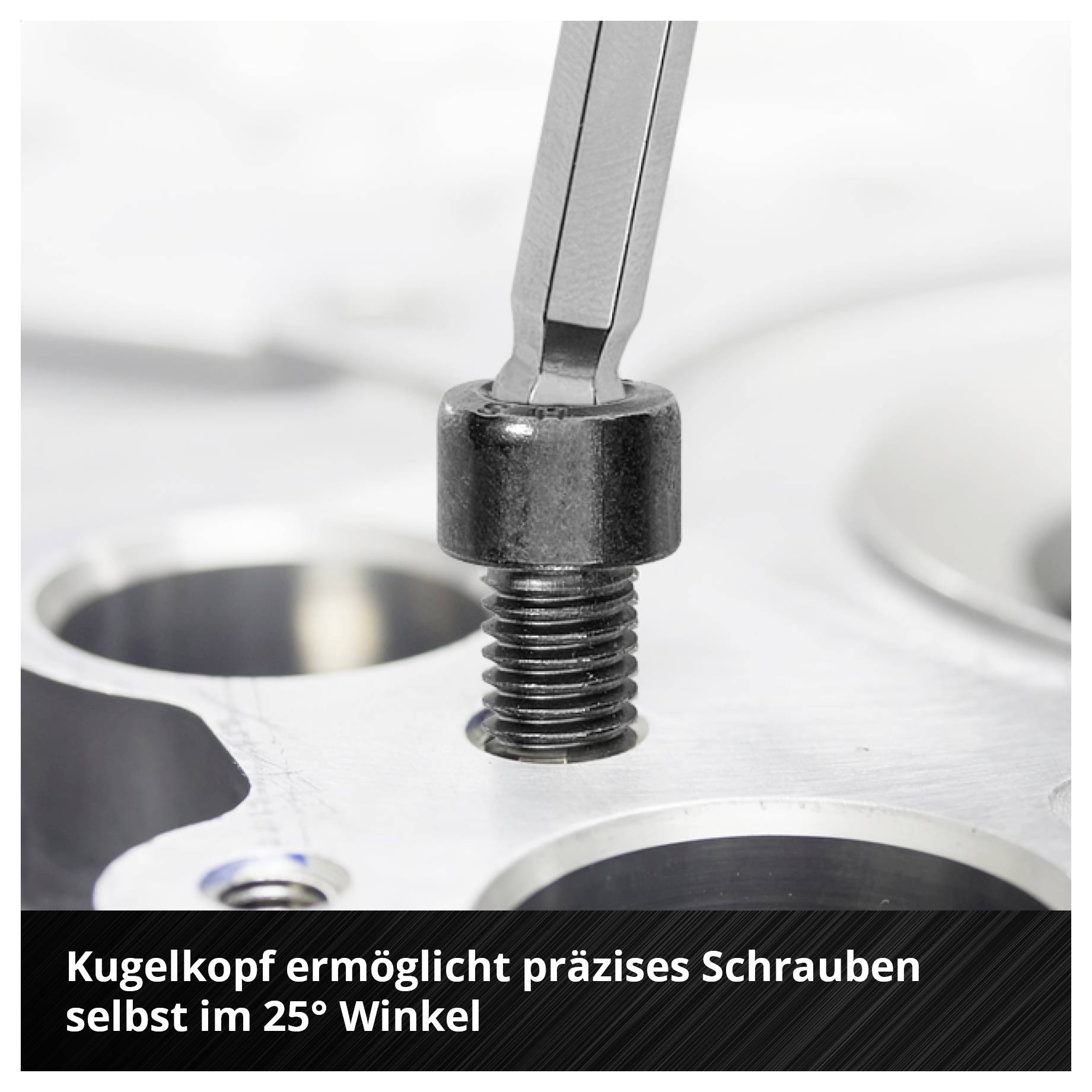Nahaufnahme eines Schraubenschlüssels mit Kugelkopf, der diagonal in eine Schraube greift. Text: Kugelkopf ermöglicht präzises Schrauben selbst im 25° Winkel.