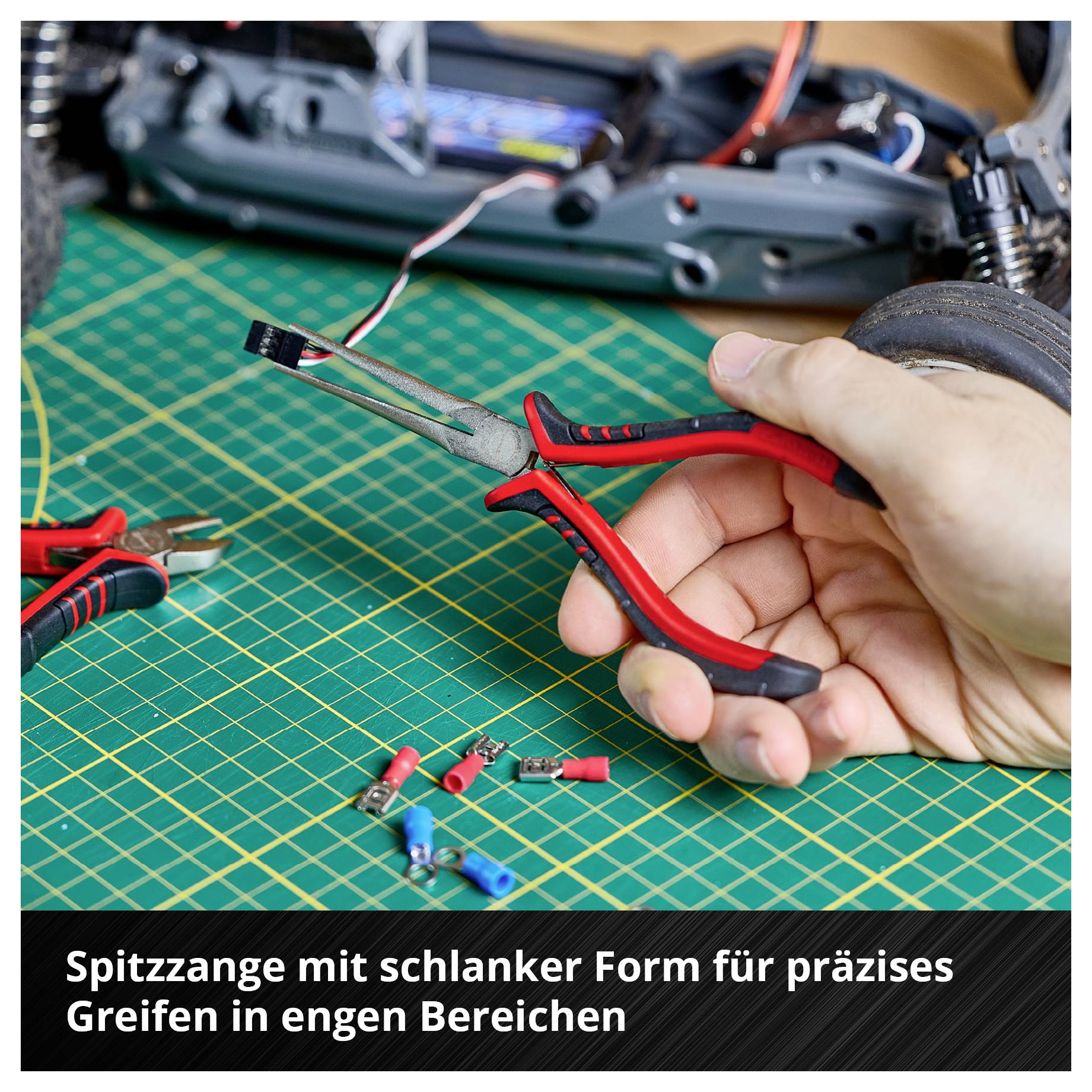 Person hält eine Spitzzange über einem grünen Schneidmatte, umgeben von Kabeln und elektronischen Komponenten. Text: 'Spitzzange mit schlanker Form für präzises Greifen in engen Bereichen'.