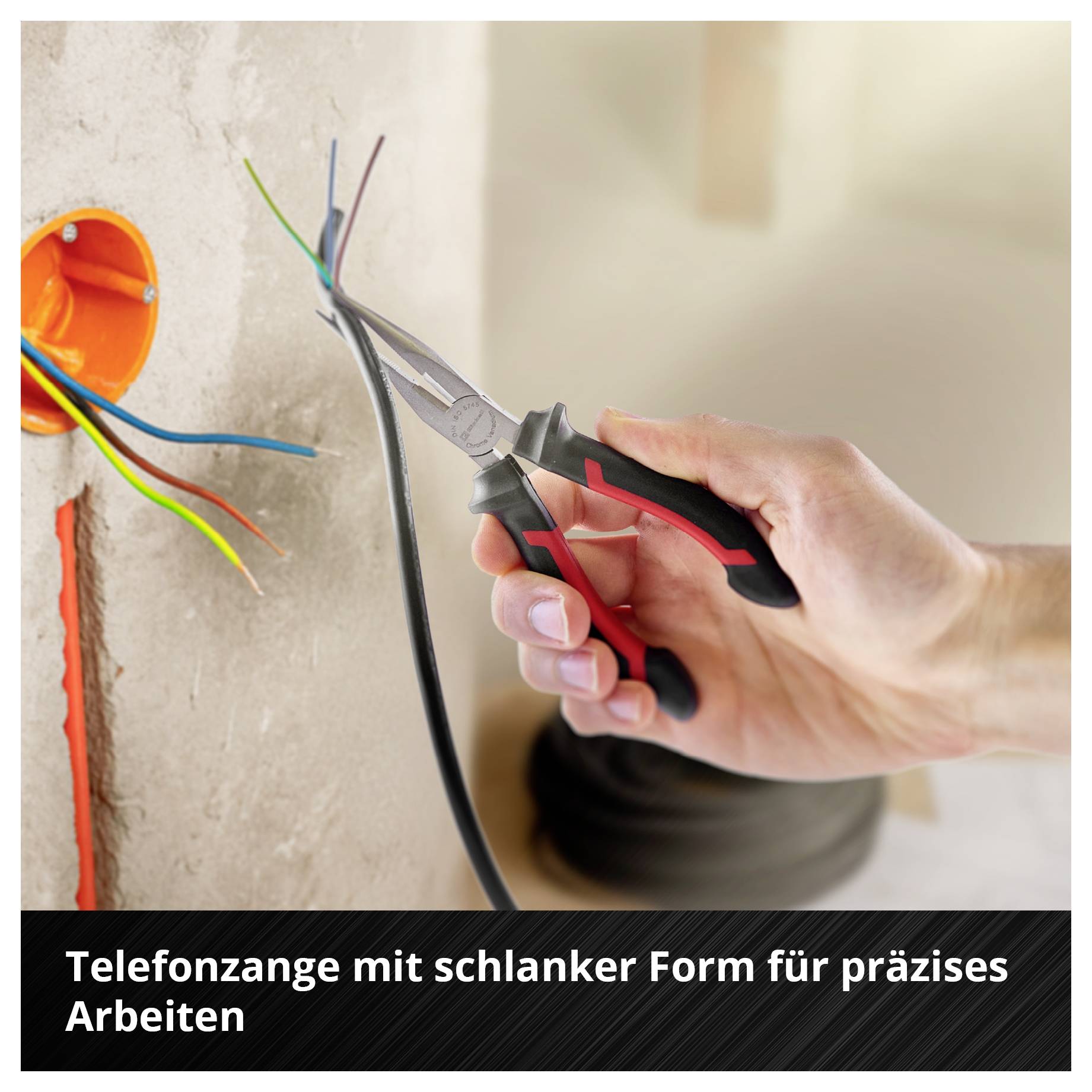 Eine Hand benutzt eine Telefonzange, um Drähte zu schneiden. Text im Bild: 'Telefonzange mit schlanker Form für präzises Arbeiten'.