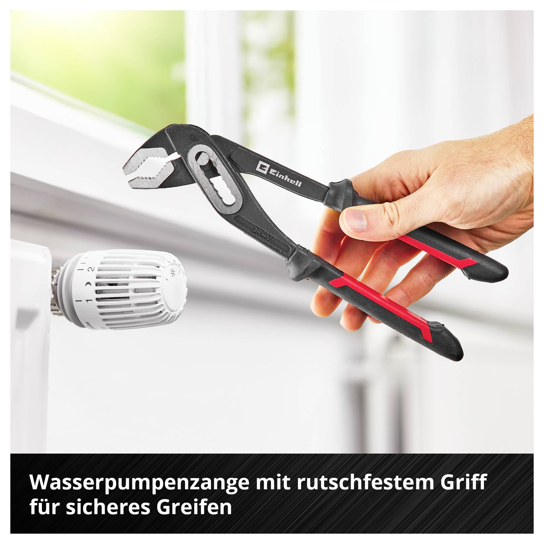 Eine Hand hält eine Wasserpumpenzange mit rutschfestem Griff, die nahe einem Heizkörperventil platziert ist. Text: 'Wasserpumpenzange mit rutschfestem Griff für sicheres Greifen'.