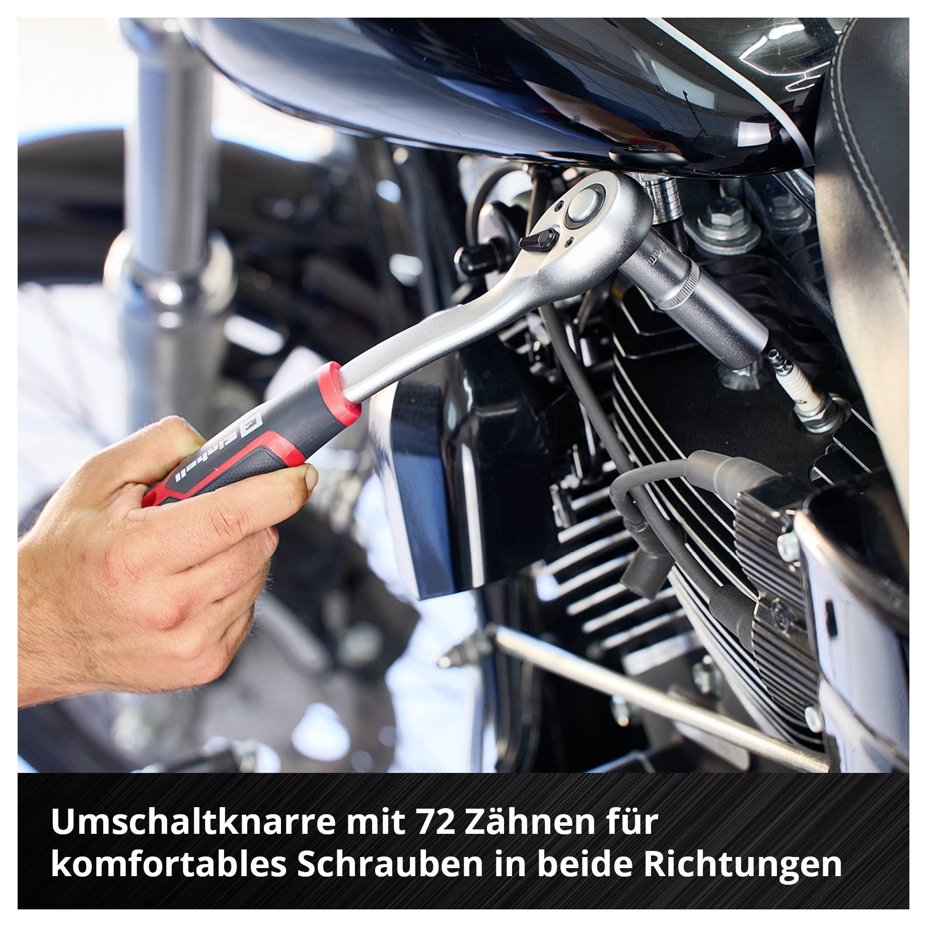 Eine Hand benutzt eine Umschaltknarre mit 72 Zähnen an einem Motorradmotor. Text: Umschaltknarre mit 72 Zähnen für komfortables Schrauben in beide Richtungen.