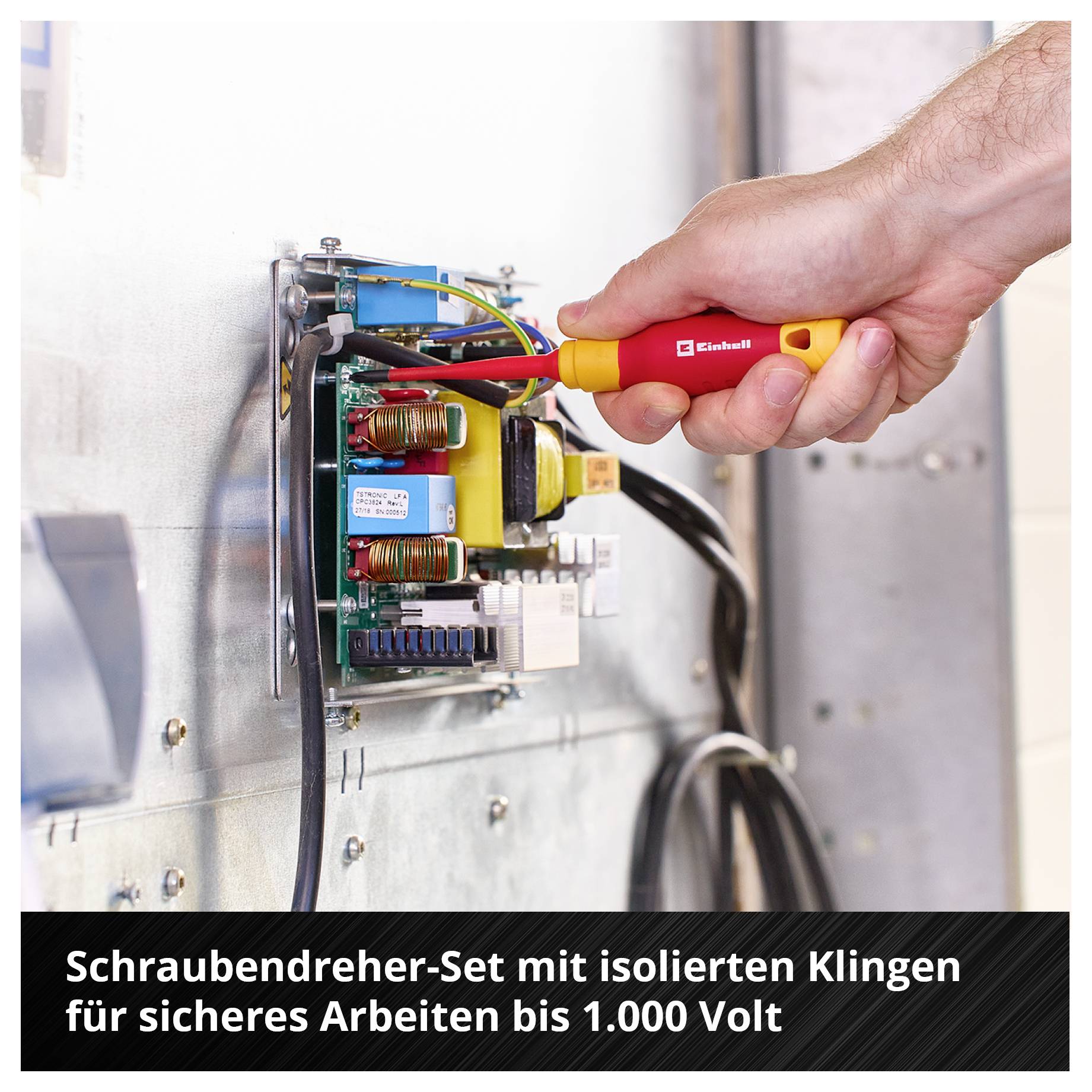 Hand hält isolierten Schraubendreher an elektronischer Schaltung.
