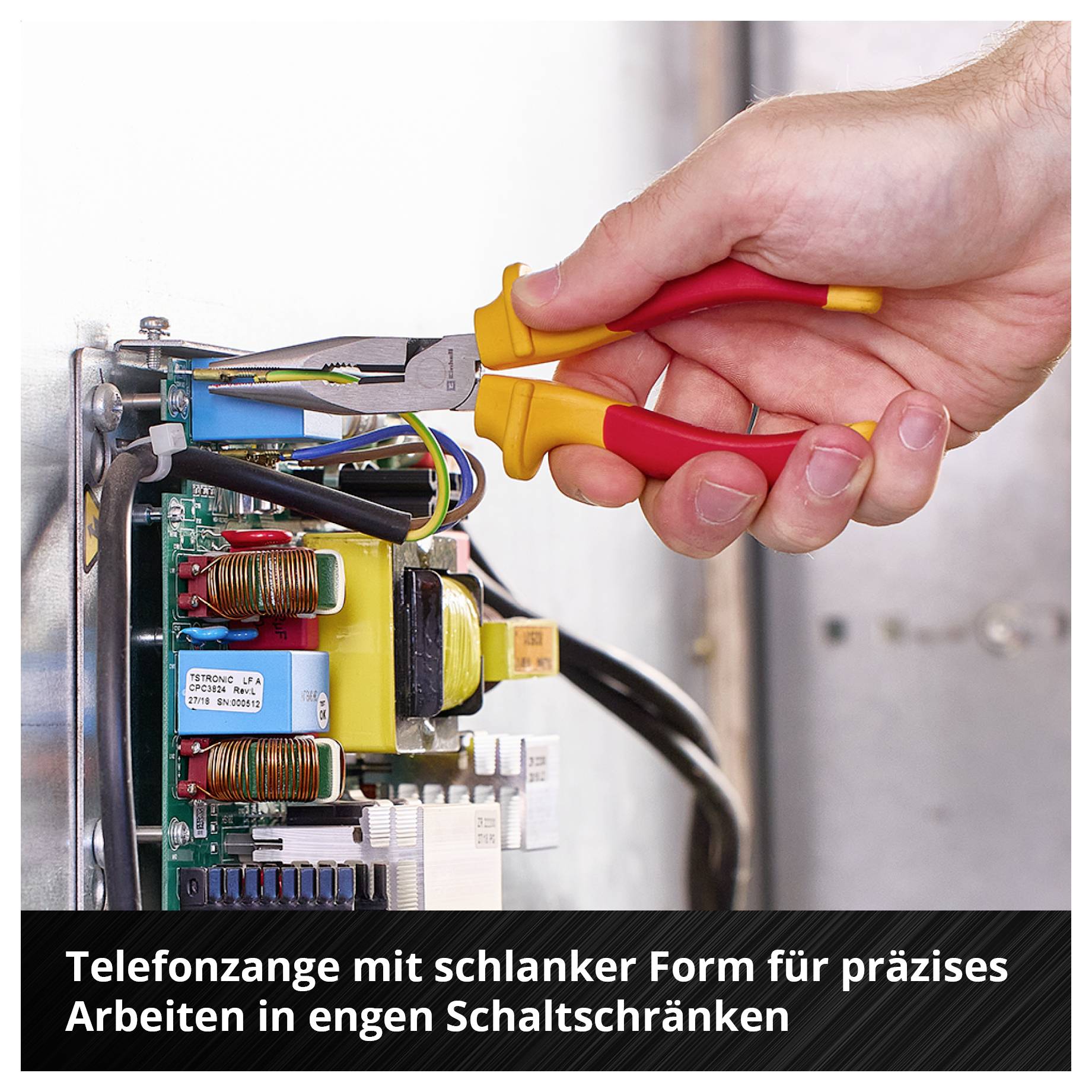 Hand hält eine Telefonzange, arbeitet präzise an Drähten in einem Schaltschrank. Text: Telefonzange für Arbeiten in engen Schaltschränken.