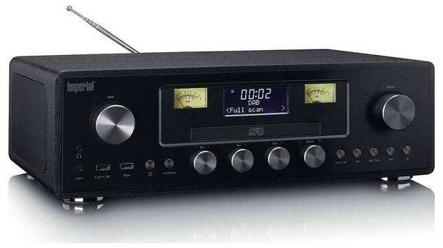 Ein schwarzer Stereo-Receiver mit mehreren Bedienknöpfen und einem digitalen Display, auf dem „00:02 DAB Full scan