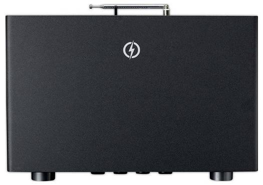 Ein schwarzer Audioverärkter mit einem silbernen Logo an der Vorderseite und drei Drehreglern am unteren Ende für Einstellungen. Eine Antenne ist oben angebracht.