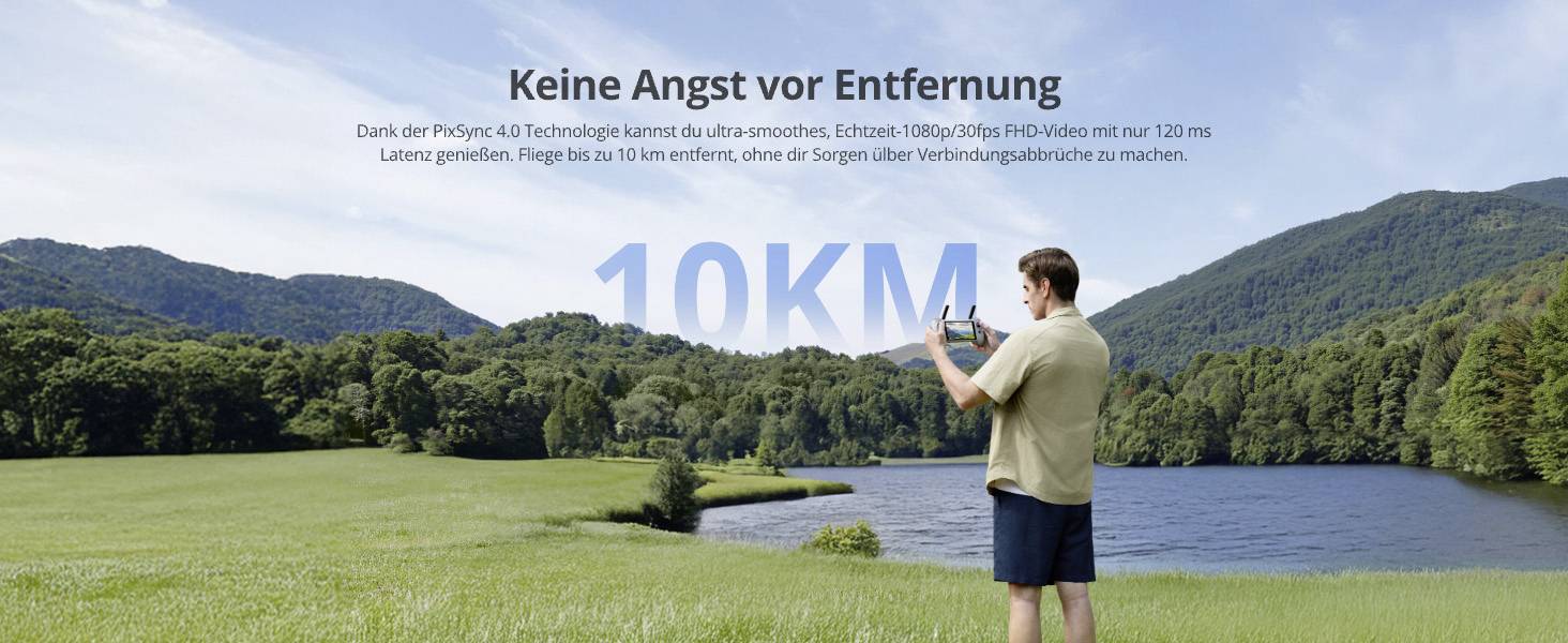 Ein Mann benutzt ein Fernbedienungsgerät in einer üppigen Landschaft mit Hügeln und einem See. Der Text auf Deutsch hebt eine Reichweite von 10 km mit fortschrittlicher Technologie hervor.