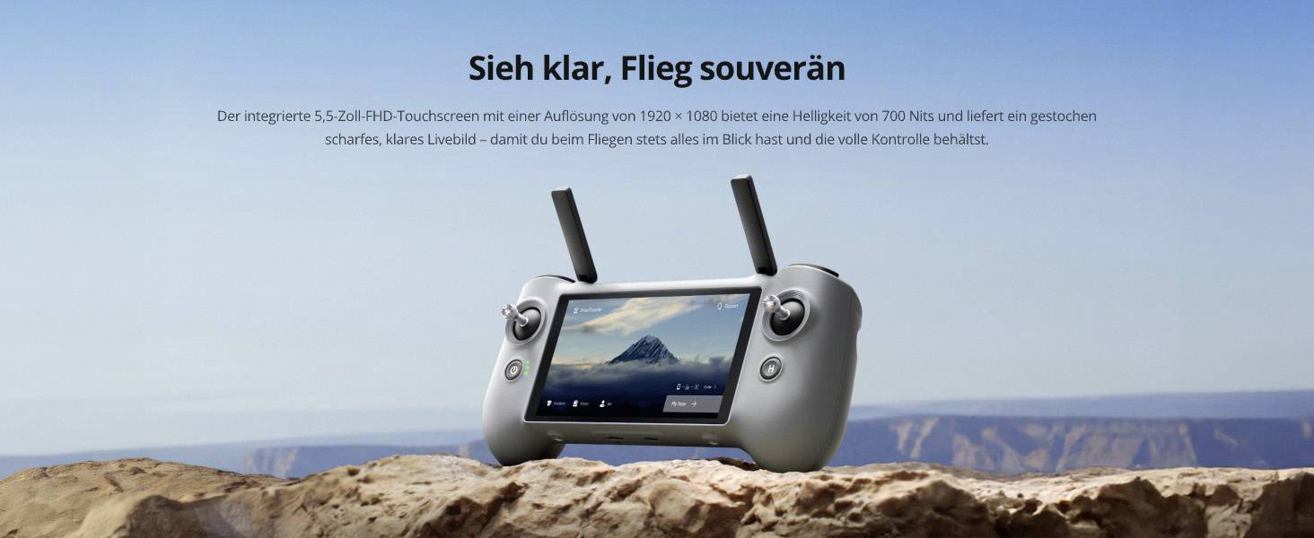 Ein über eine nächtliche Stadtlandschaft fliegendes Flugzeug veranschaulicht fortschrittliche GNSS-Positionierungstechnologie. Der Text auf Deutsch lautet „Zuverlässigkeit neu definiert.