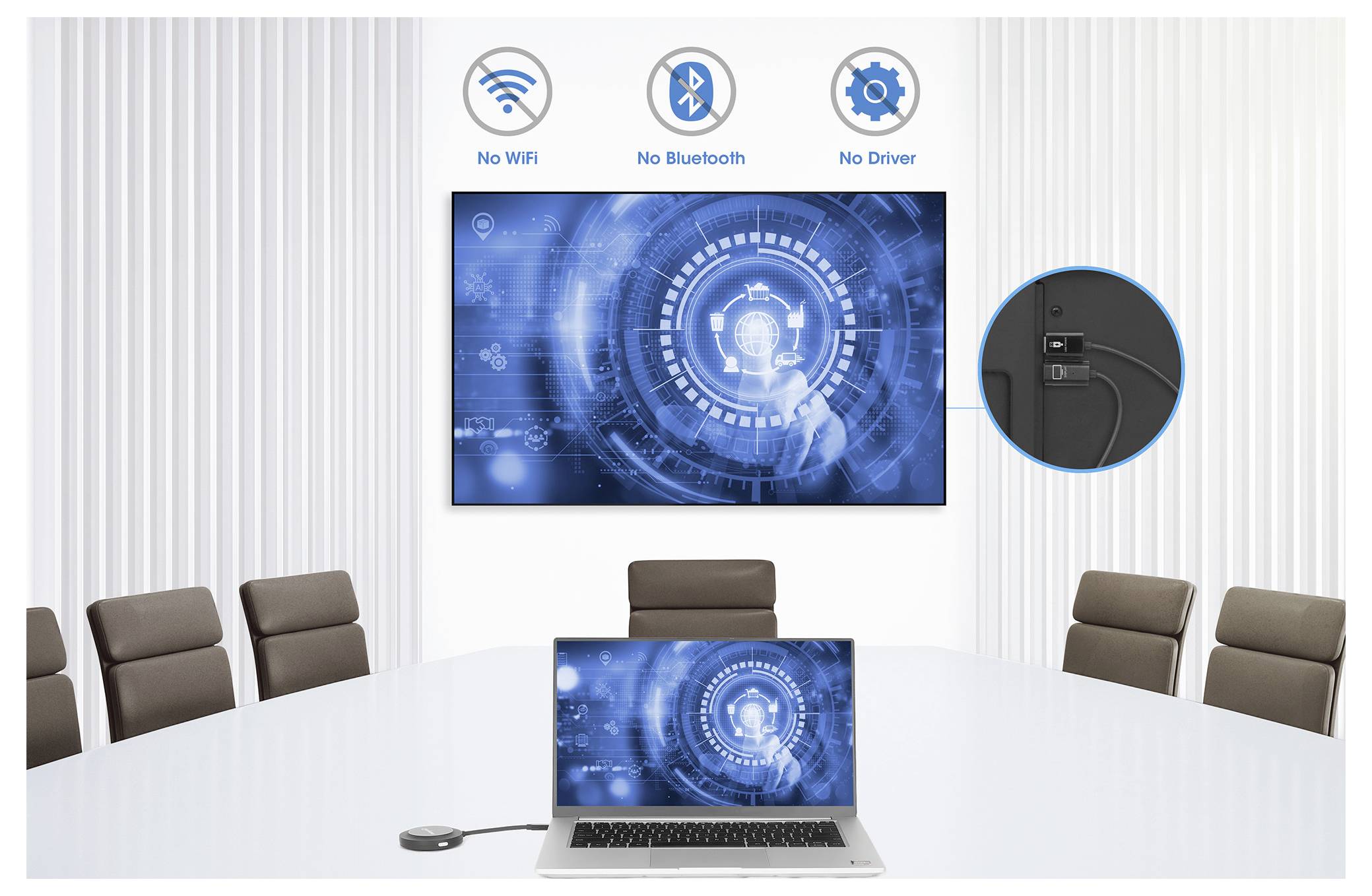 Ein Konferenzraum mit einem großen Bildschirm, der eine digitale Schnittstelle anzeigt. Ein verbundener Laptop spiegelt den Inhalt des Bildschirms. Kein WiFi erforderlich.