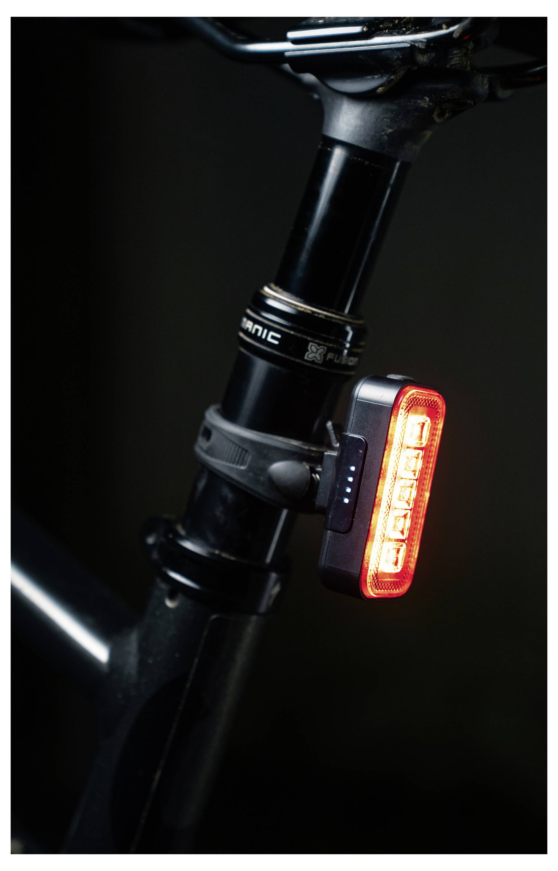 Geschlossener silberner Laptop mit einem Dell-Logo auf seinem Deckel.