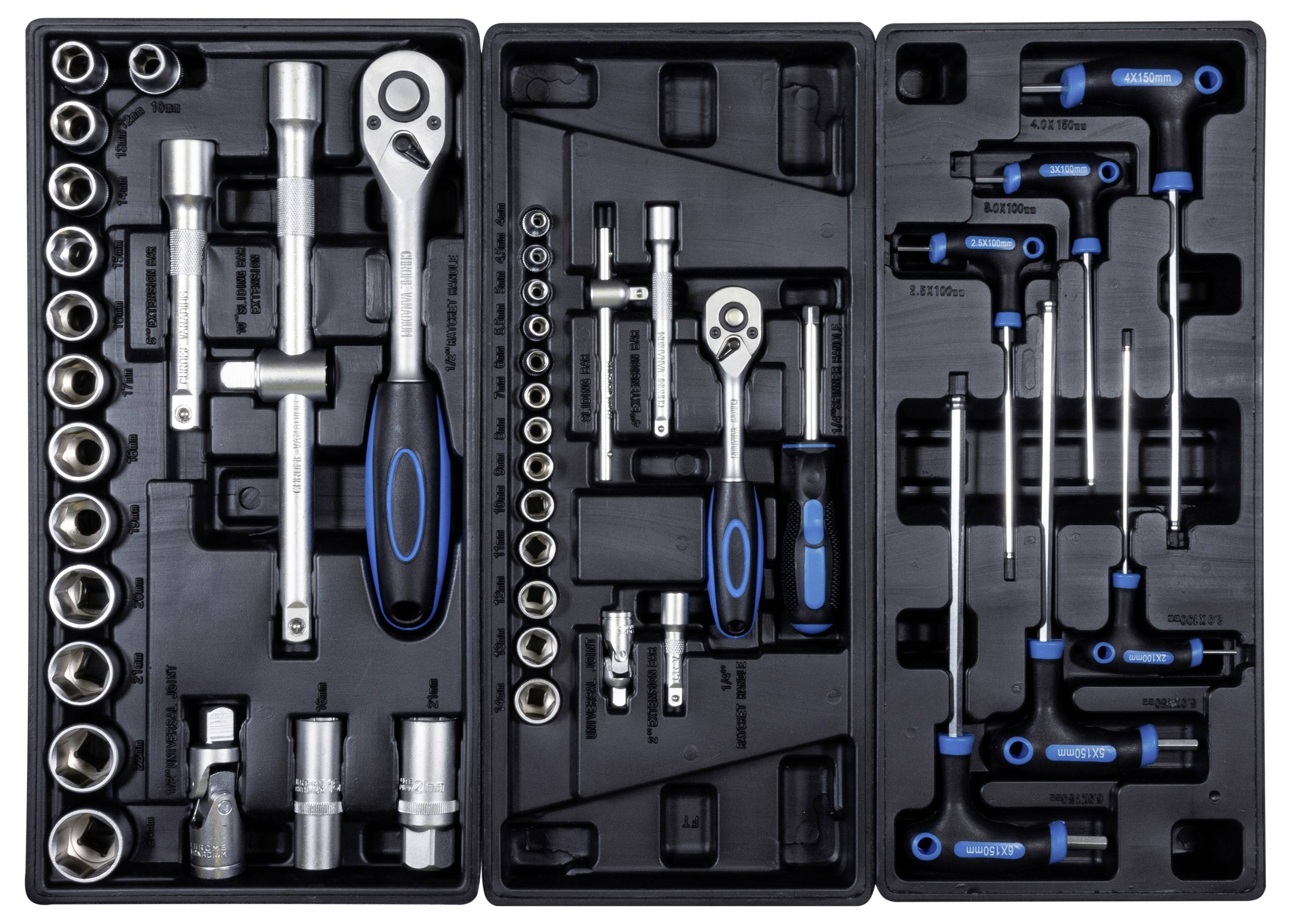 Ein komplettes Mechaniker-Werkzeugsatz in schwarzen Behältern, bestehend aus Stecknüssen, Ratschenschlüsseln und Schraubendrehern mit blauen und schwarzen Griffen.