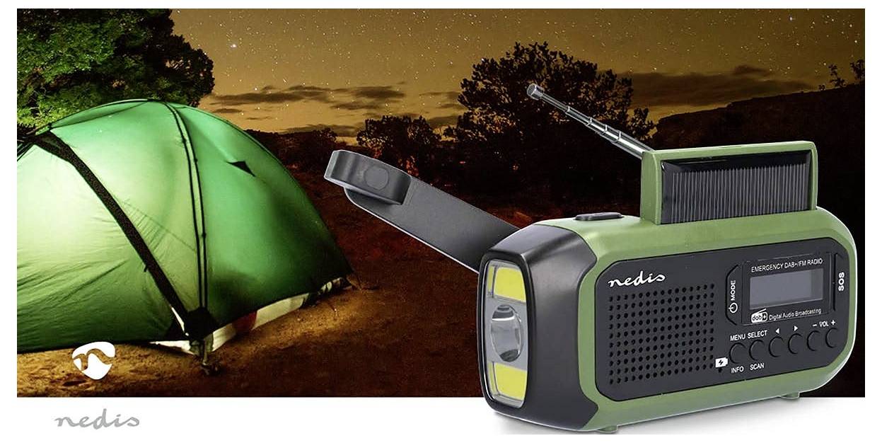 Ein grünes Zelt wird nachts unter einem sternenklaren Himmel beleuchtet. Daneben ist ein tragbares grün-schwarzes Notfallradio prominent dargestellt.