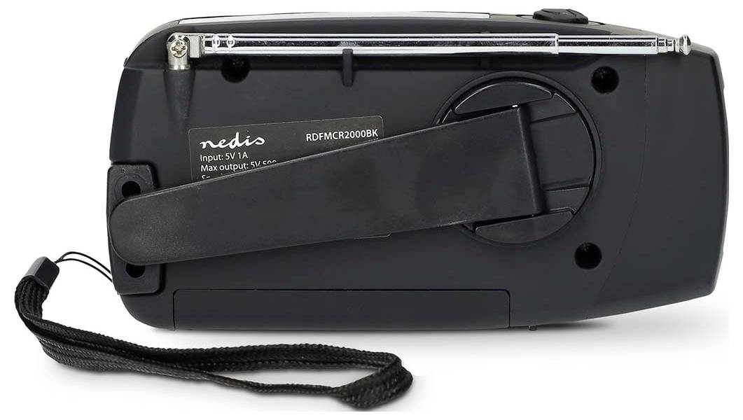 Ein tragbares schwarzes Radio von hinten betrachtet, das eine Handkurbel, einen Riemen und ein Produktetikett zeigt.