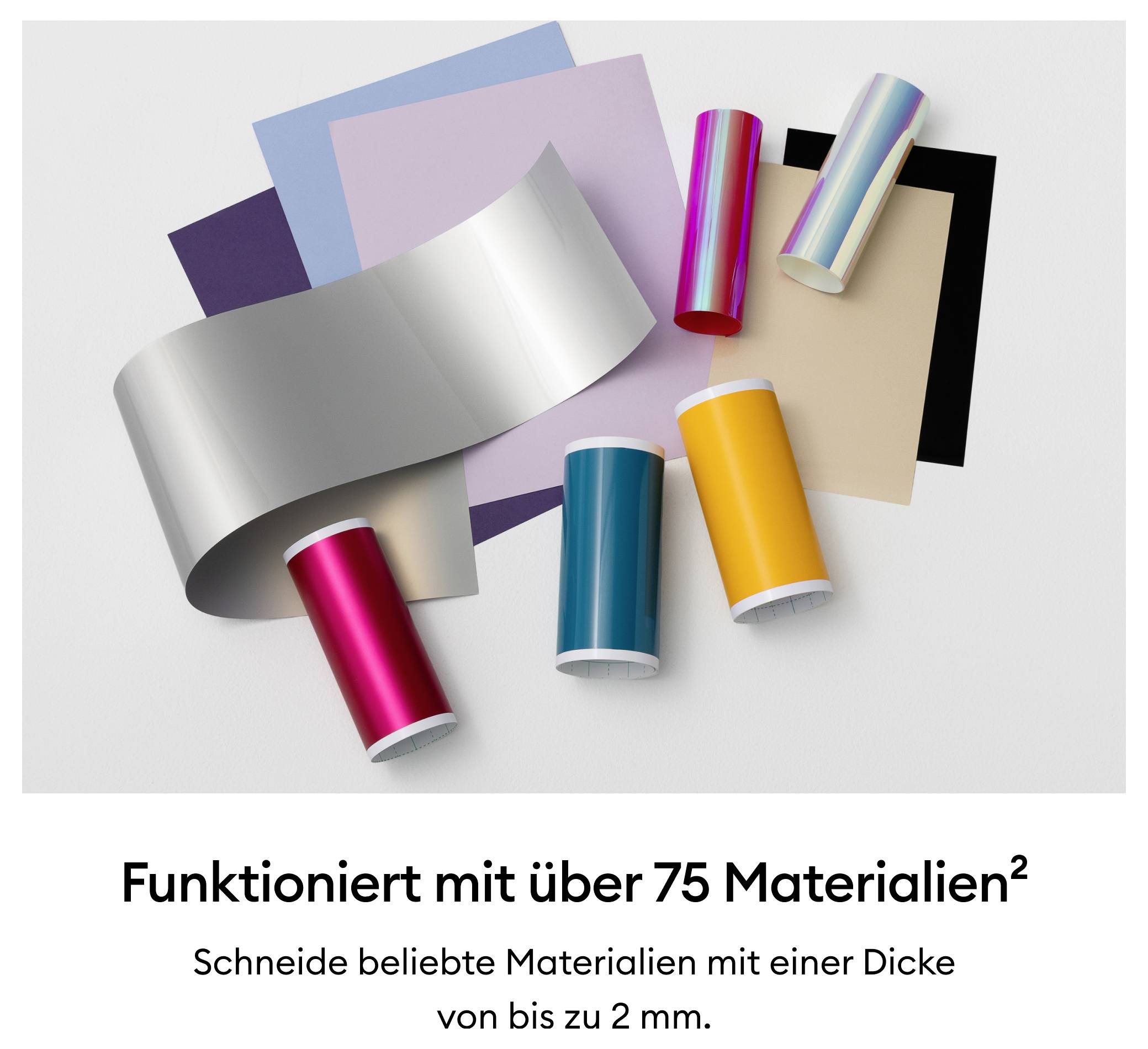 Verschiedene Rollen von farbigen Folien und Materialien liegen übereinander. Text: 'Funktioniert mit über 75 Materialien.'