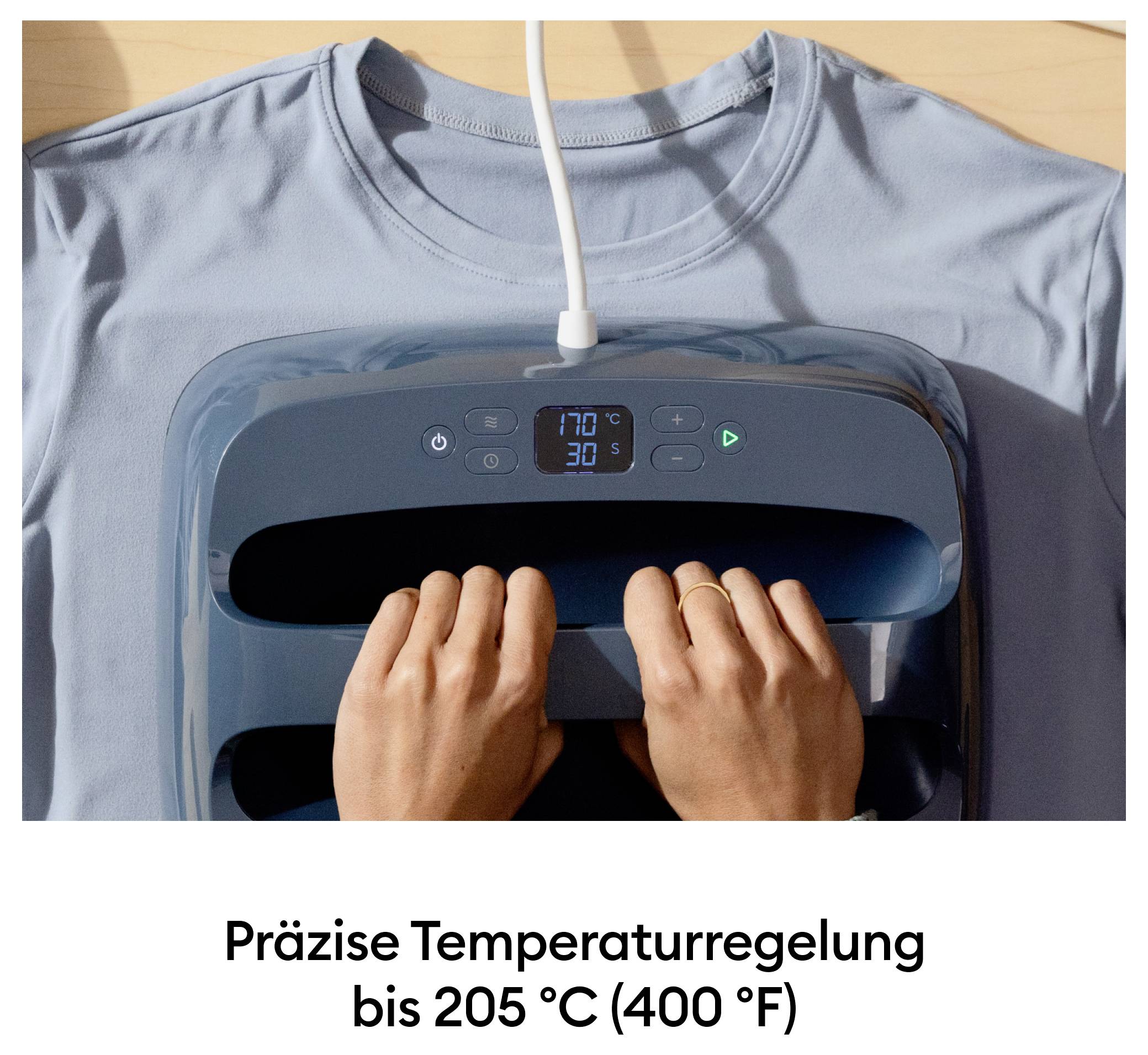 Ein Gerät zur präzisen Temperaturregelung bis 205 °C liegt auf einem blauen T-Shirt. Zwei Hände sind auf dem Gerät platziert.