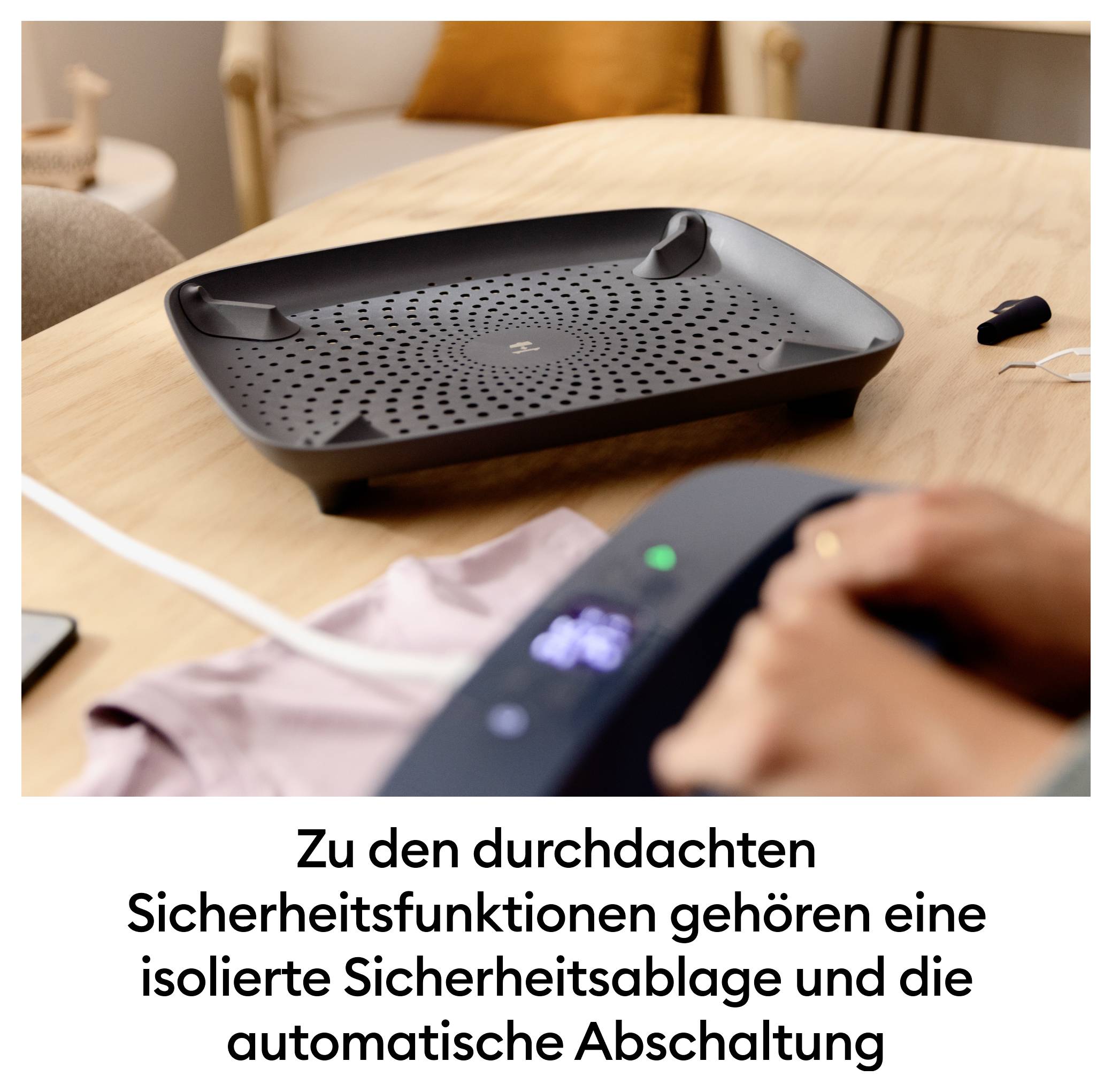 Eine isolierte Sicherheitsablage und automatische Abschaltung sind wesentliche Sicherheitsmerkmale des Geräts im Bild.