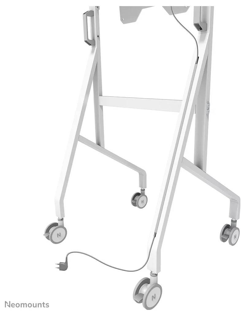 Ein mobiler Fernsehständer mit vier Rädern, ausgestattet mit verriegelbaren Lenkrollen und einem Kabelführungssystem, hergestellt von Neomounts.