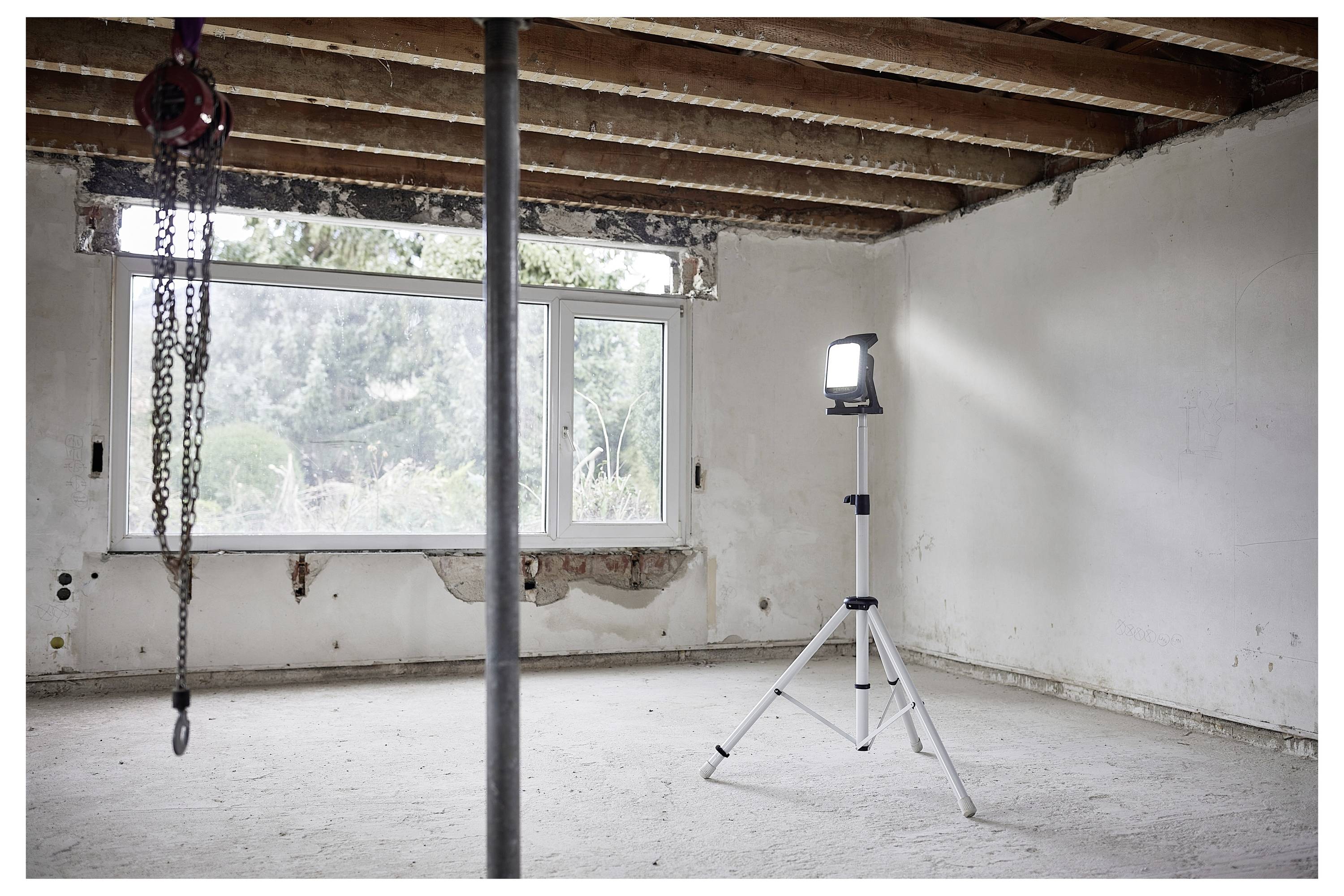 Eine Nahaufnahme einer Smartphone-Displayschutzfolie aus gehärtetem Glas, die ihre klare Oberfläche und präzise Kantenkontur zum Schutz des Geräts zeigt.