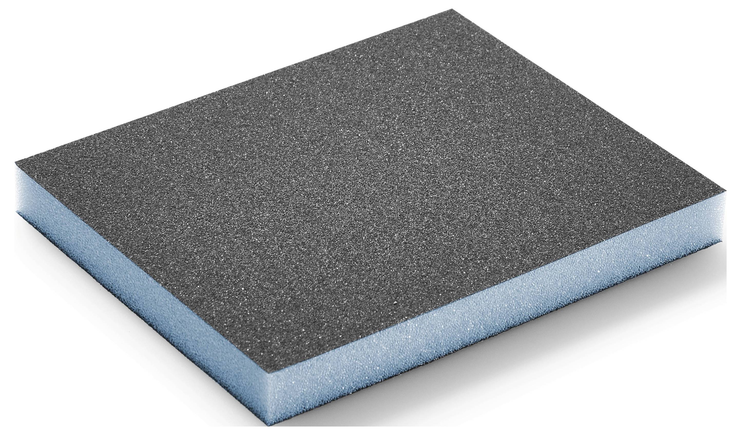 Ein zweischichtiger Schaumstoffblock mit schwarzer strukturierter Oberseite und blauer Schaumstoffunterseite, wahrscheinlich zum Reinigen oder Polieren von Oberflächen verwendet.