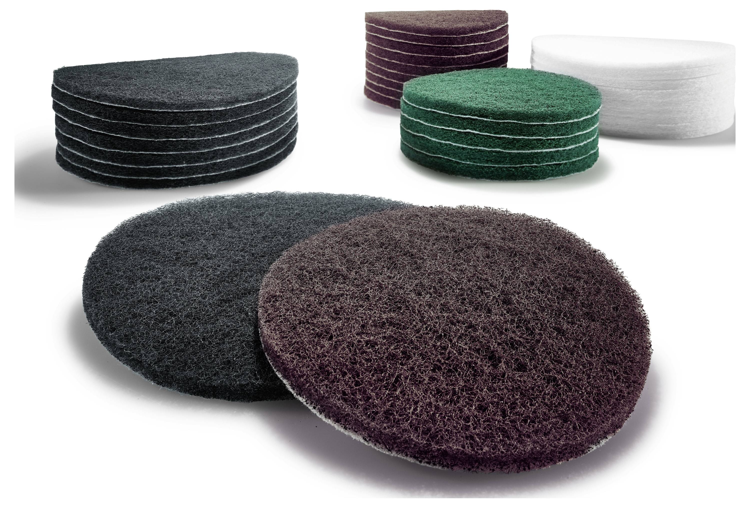Sortierte runde Bodenscheuerplatten in Schwarz, Braun, Grün und Weiß. Jeder Stapel enthält mehrere Pads der gleichen Farbe.