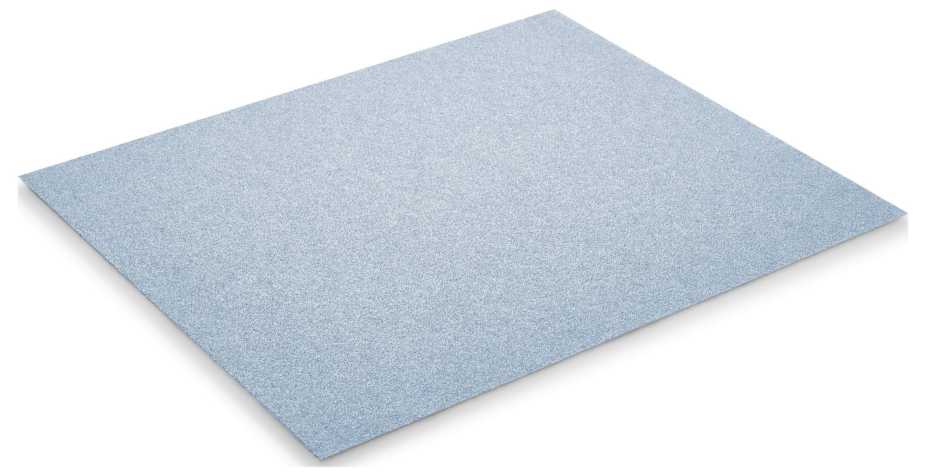 Ein Blatt blaues Schleifpapier, strukturierte Oberfläche, Schrägansicht.