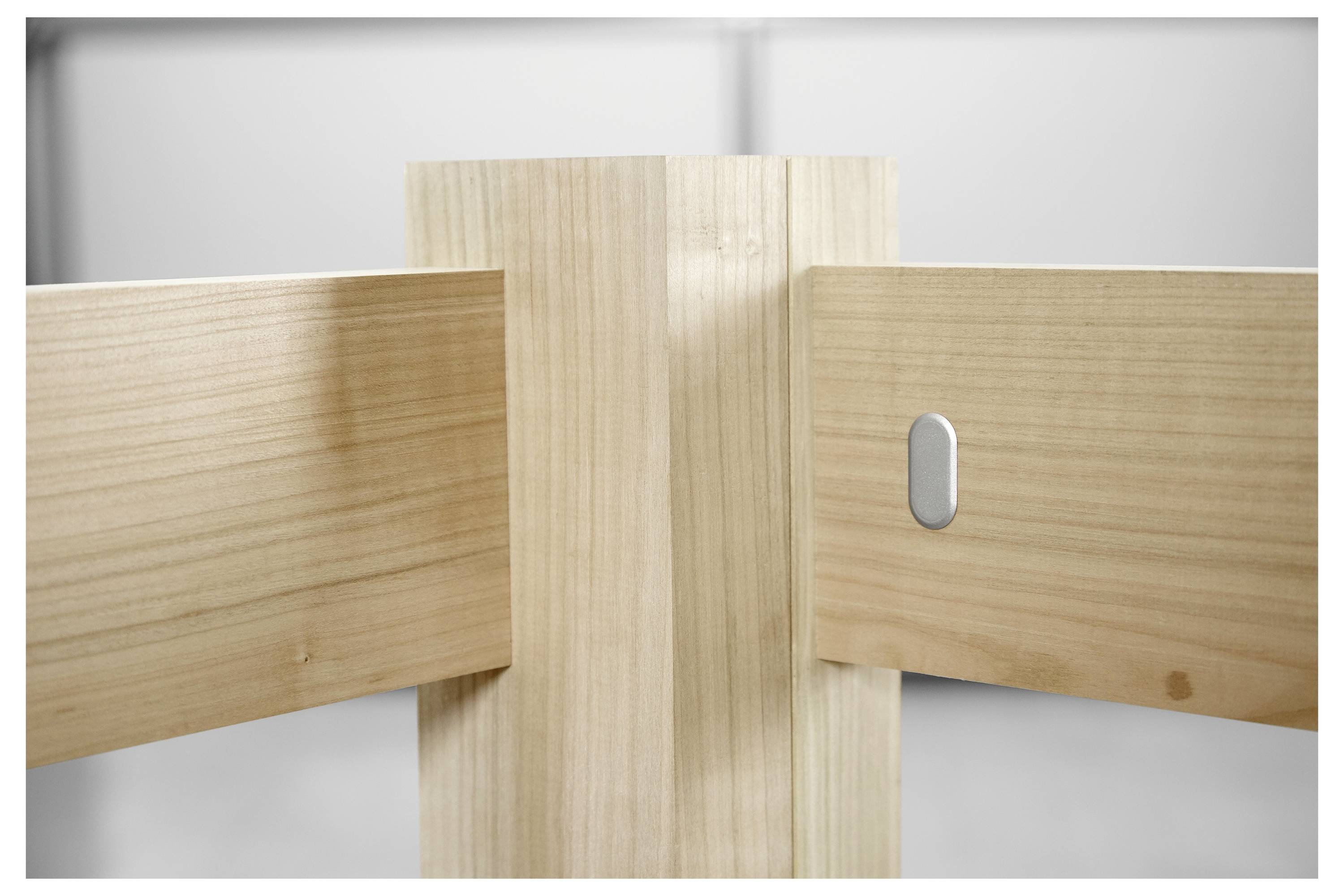 Zwei Holzbalken verschränken sich mit einem zentralen Holzpfosten und demonstrieren eine sichere und stabile Montagemethode in der Zimmerei.