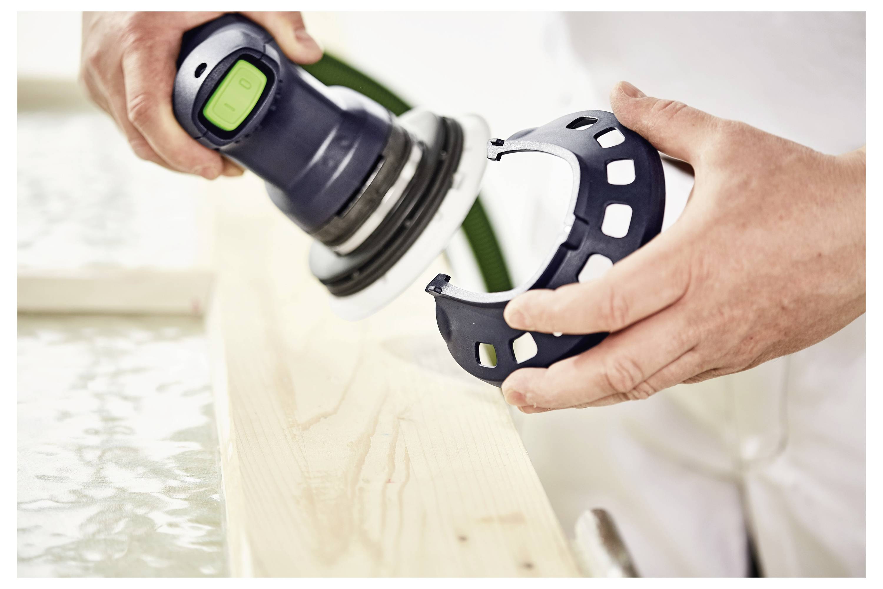 Ein Holzverbindung, die eine Querbolzenverbindung mit Schraube zeigt und sichere Befestigung für Möbelkonstruktion hervorhebt.