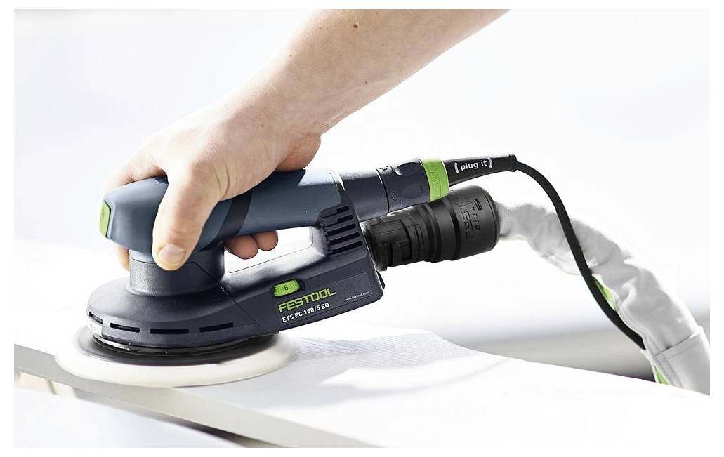 Eine Person benutzt einen Festool ETS EC 150/5 Schleifer auf einer Holzoberfläche und zeigt sein ergonomisches Design und seine Staubabsaugfunktion.