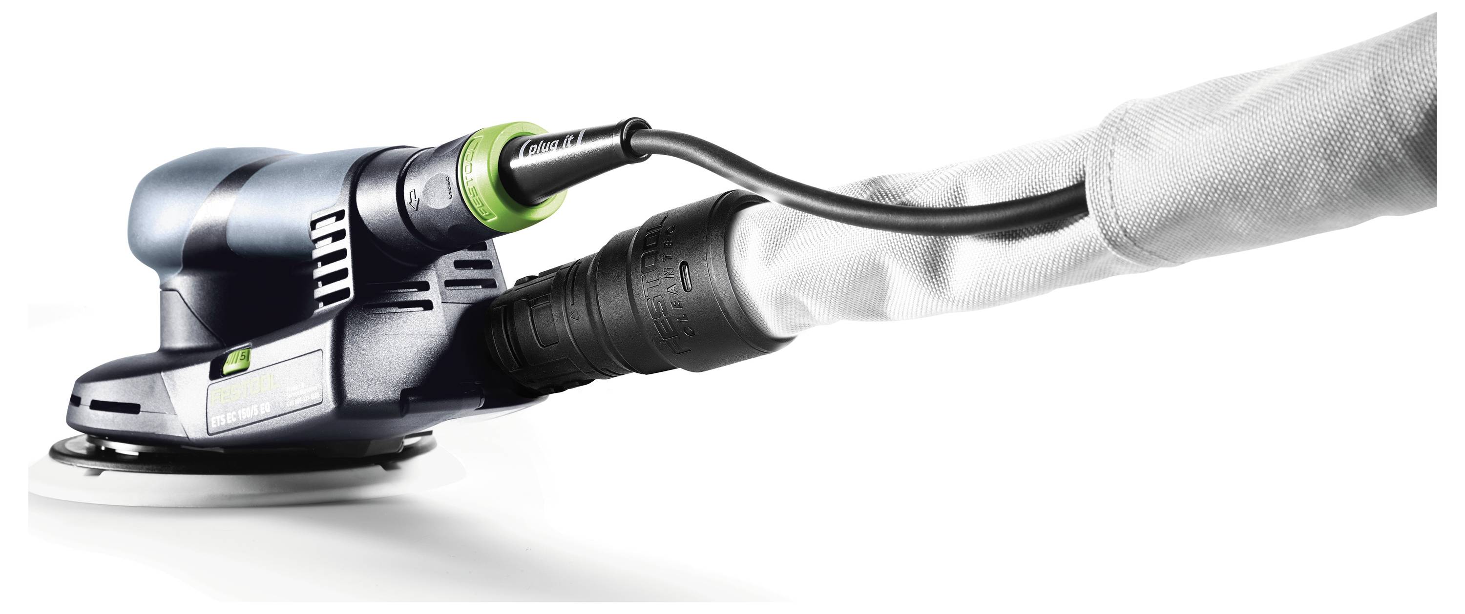 Ein Elektroschliff mit angebrachtem Staubsammelbeutel, der zum Glätten von Oberflächen bei Holzbearbeitungs- oder Oberflächenfinish-Projekten verwendet wird.