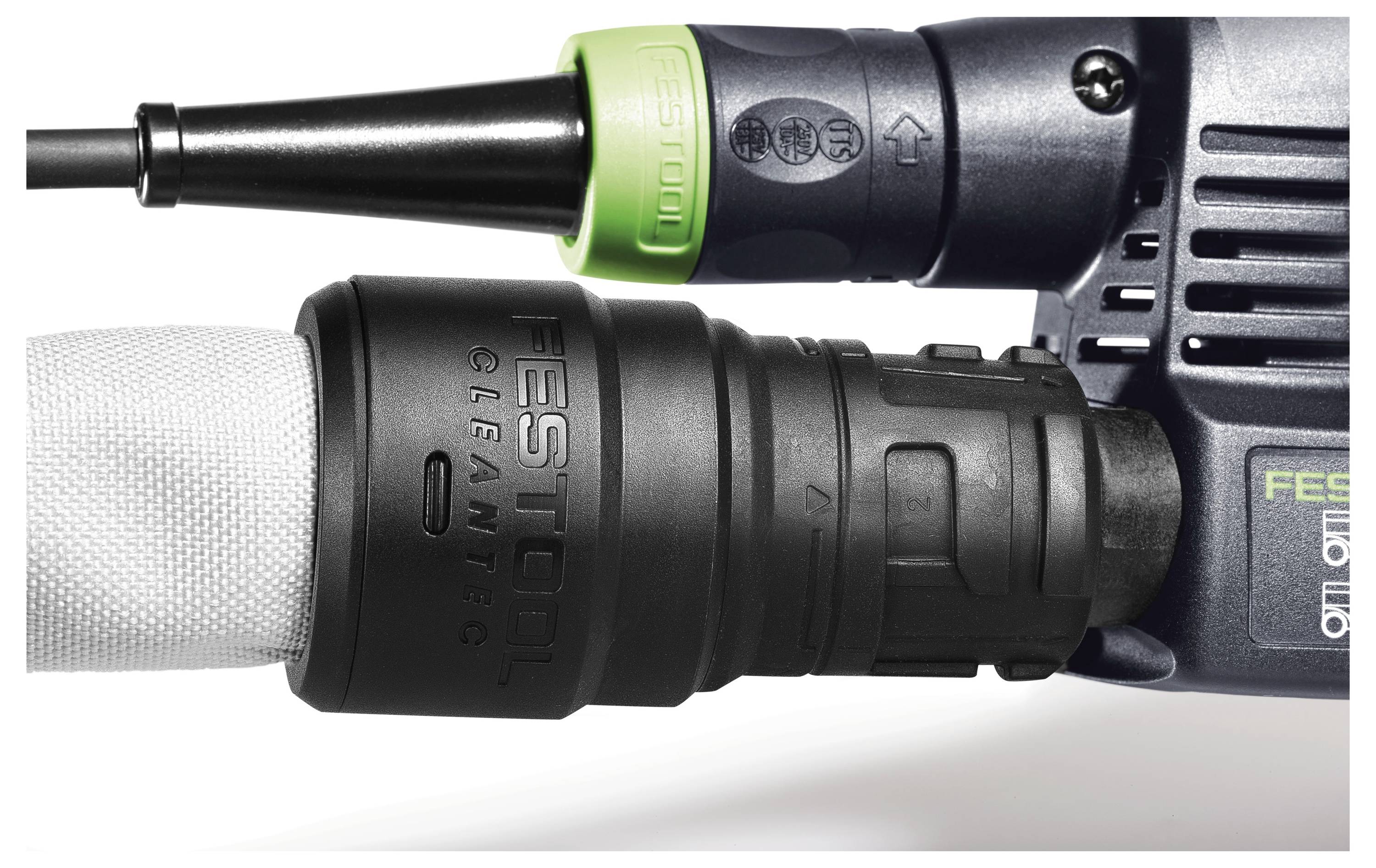 Eine Nahaufnahme einer Festool-Elektrowerkzeug-Anbaugruppe, die einen Schlauch zeigt, der mit einem Staubabsaugadapter mit der Markenbezeichnung „FESTOOL CLEANTEC
