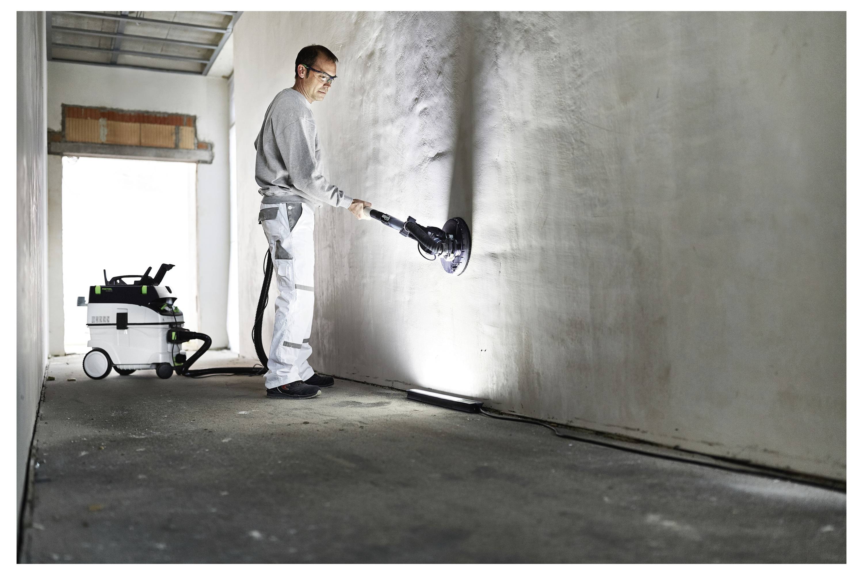 Fünf Farbmischer mit unterschiedlichen Spiraldesigns, vertikal angeordnet. Ein Mischer hat eine Bohrmaschinen-Aufsatzvorrichtung darüber, die seine Kompatibilität demonstriert.