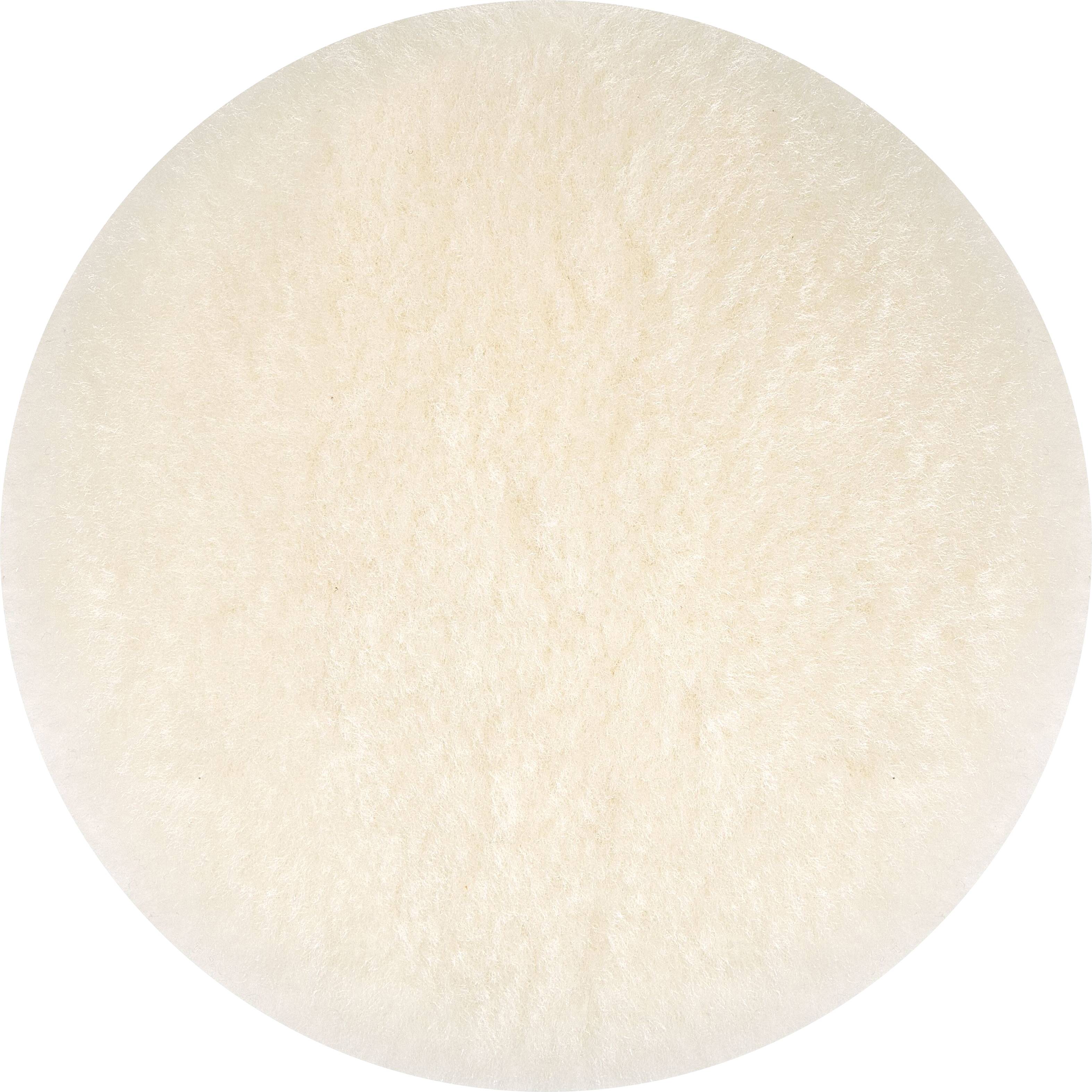 Ein rundes, weißes, flauschiges Objekt, das einem kreisförmigen Wollpad ähnelt und häufig zum Polieren von Oberflächen verwendet wird.