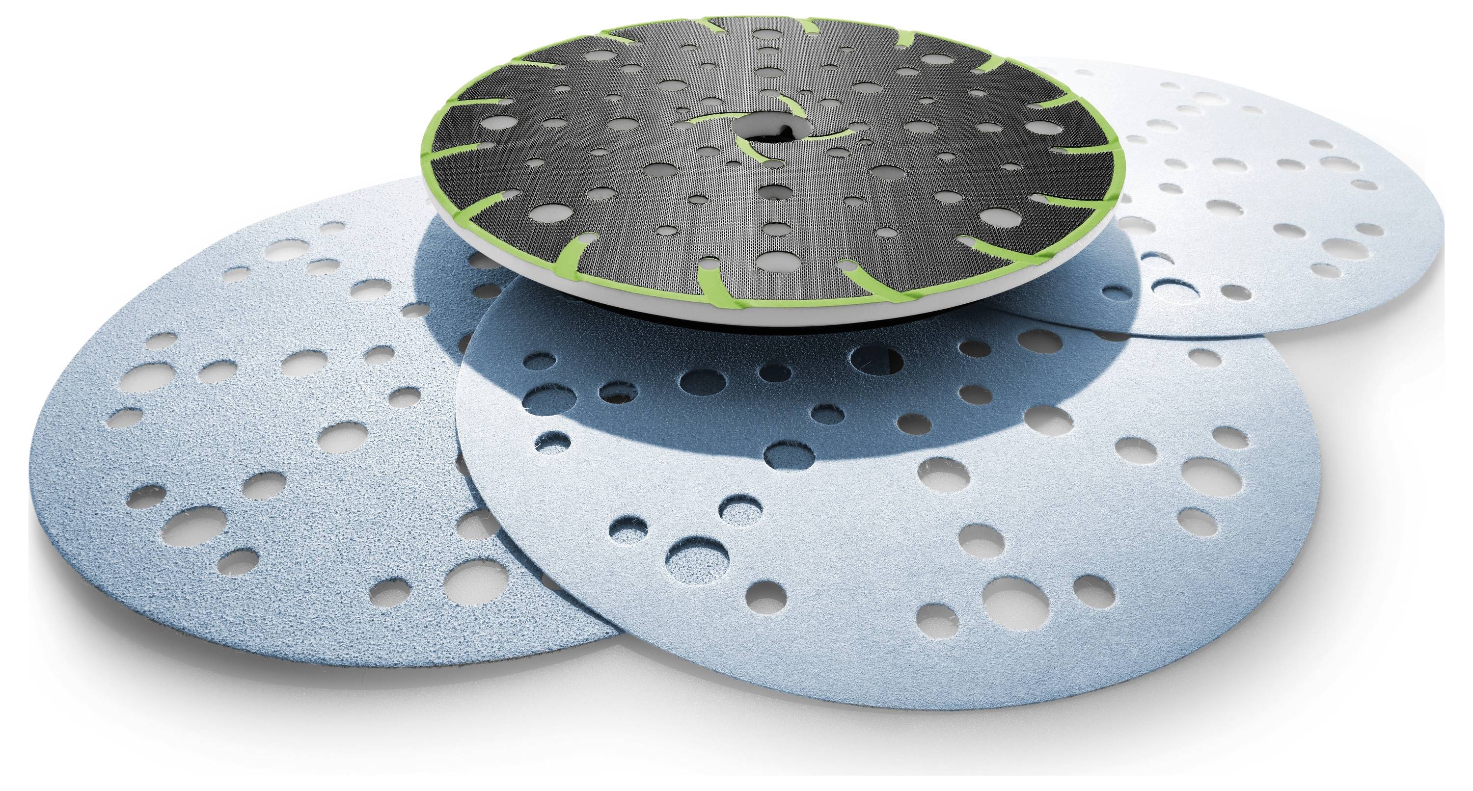 Eine graue Scheibe mit einer strukturierten schwarzen Oberfläche und grünen Kanten, platziert auf blauen, gelochten Schleifpapier-Scheiben, die Schleifgeräte veranschaulichend.