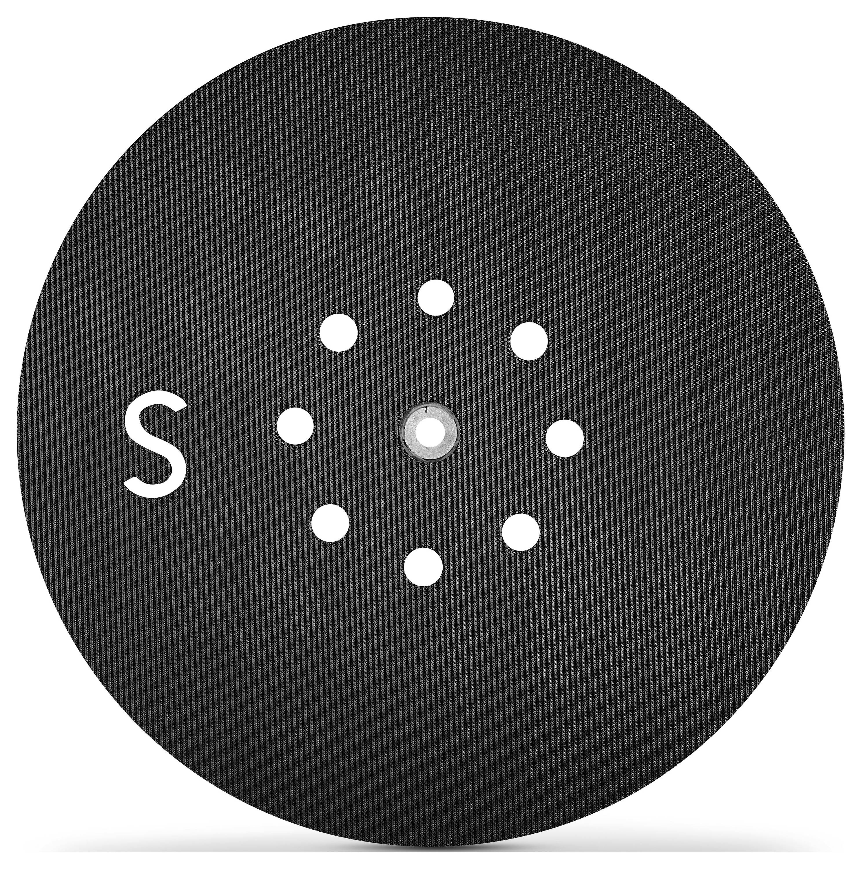 Eine runde schwarze Scheibe mit einem Buchstaben S auf der linken Seite und einem Kreis aus acht Löchern, die ein zentrales Loch in der Mitte umgeben.