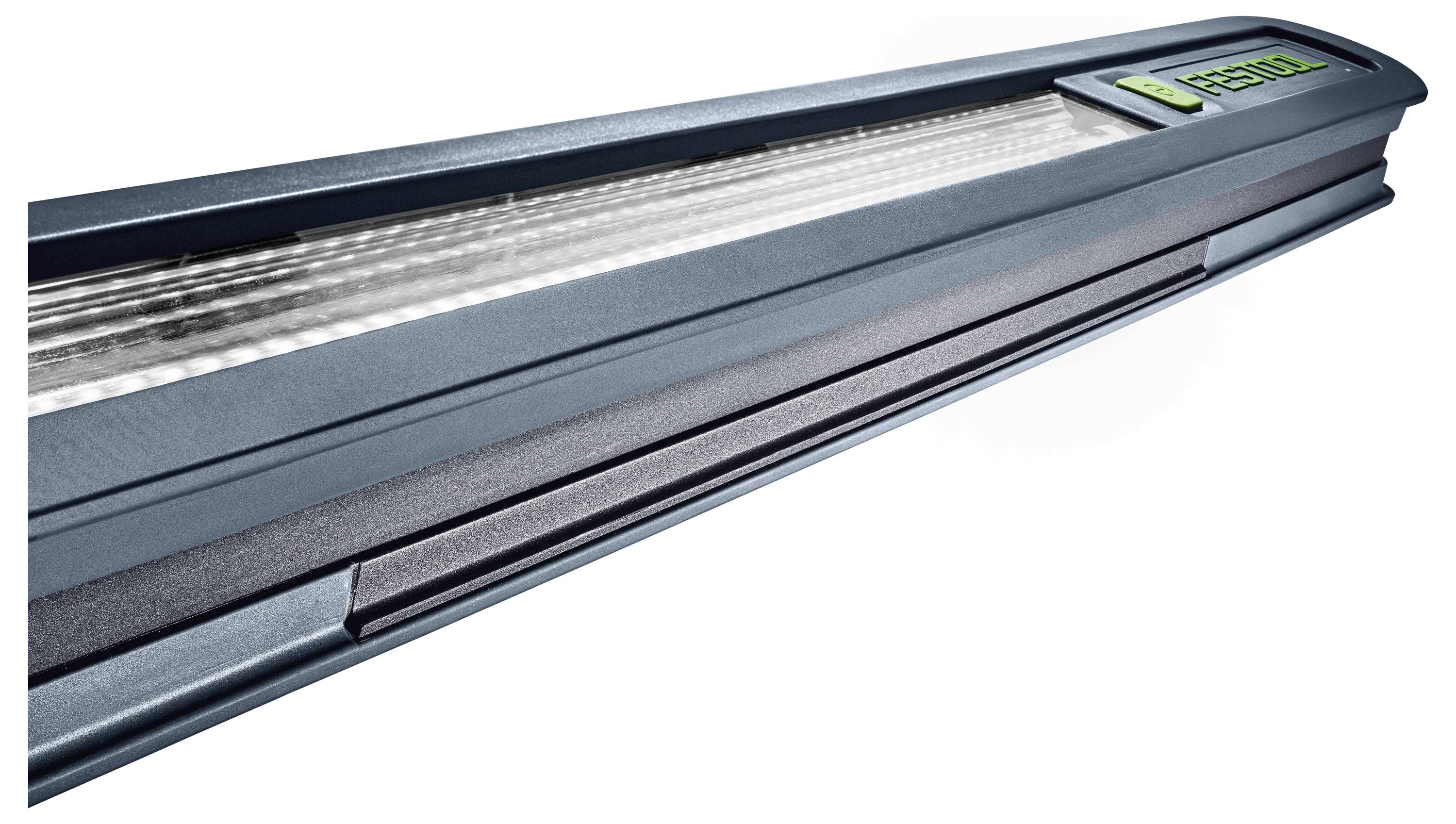 Eine Person nutzt ein Elektrowerkzeug mit einer grünen Schutzvorrichtung zum Schneiden von Fliesen, wobei eine Staubabsauganlage den Staub in der Nähe des Schneidbereichs aufsammelt.