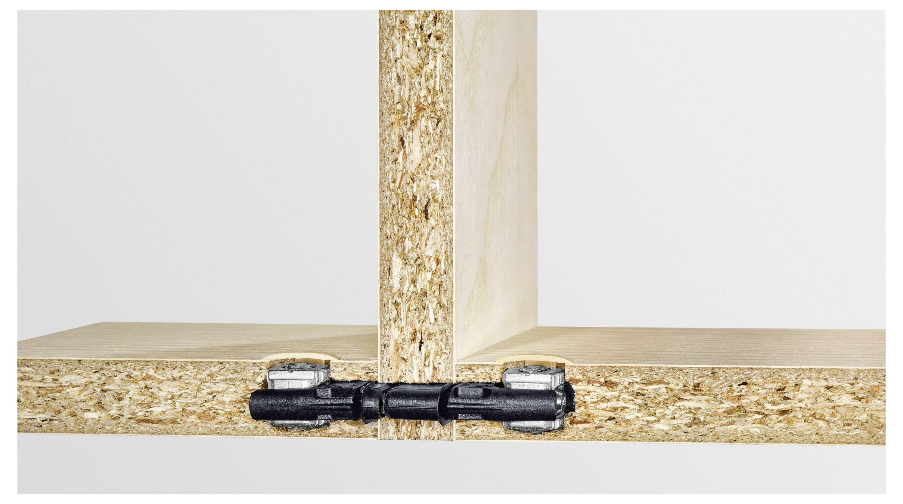 Eine Hand verwendet Schleifpapier, um eine Holzoberfläche zu glätten und hebt damit handwerkliche Geschicklichkeit im Holzbearbeiten hervor.