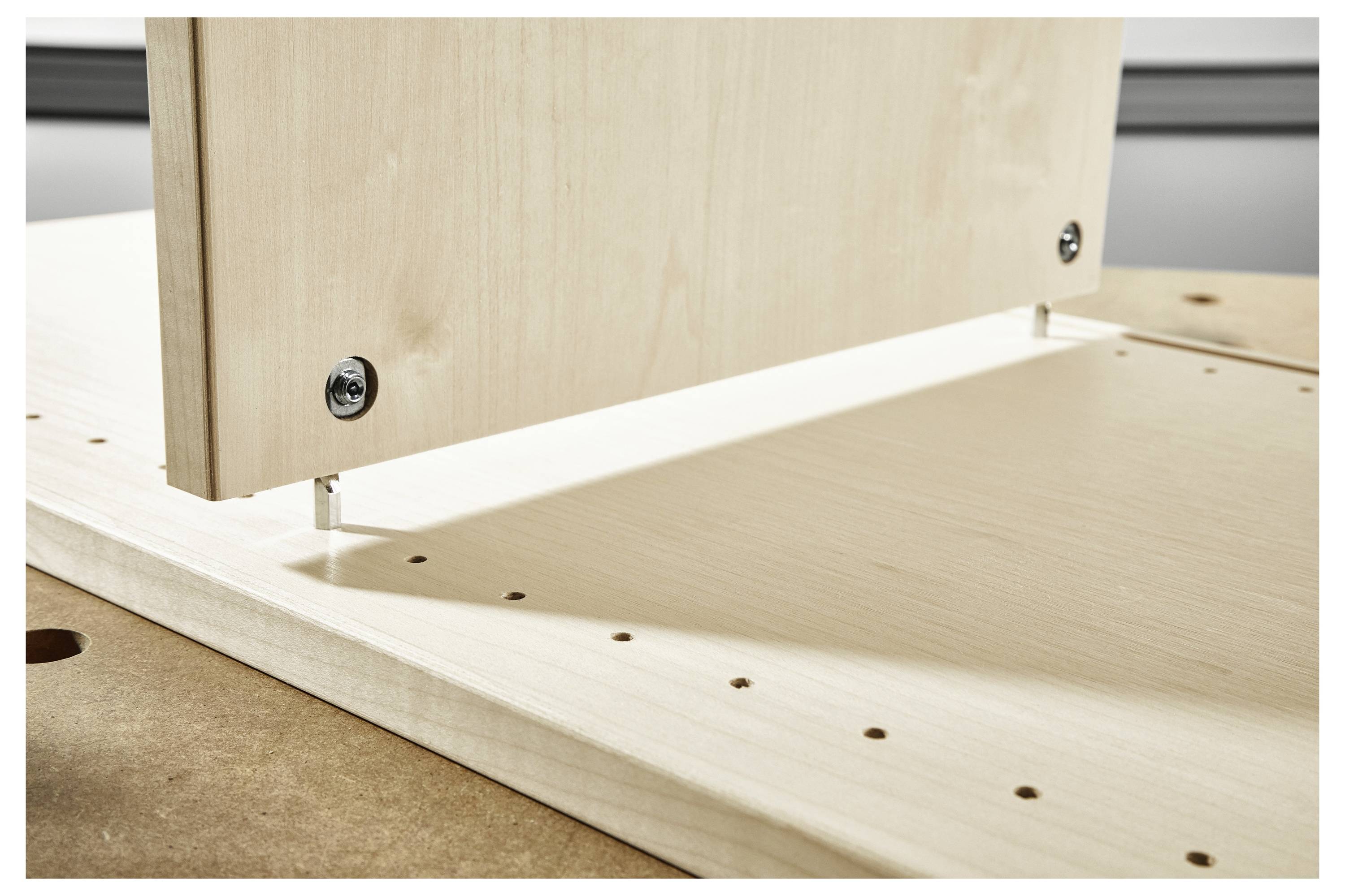 Eine Nahaufnahme einer blauen Dachbox, die ihr elegantes Design und ihre strukturierte Oberfläche zeigt.