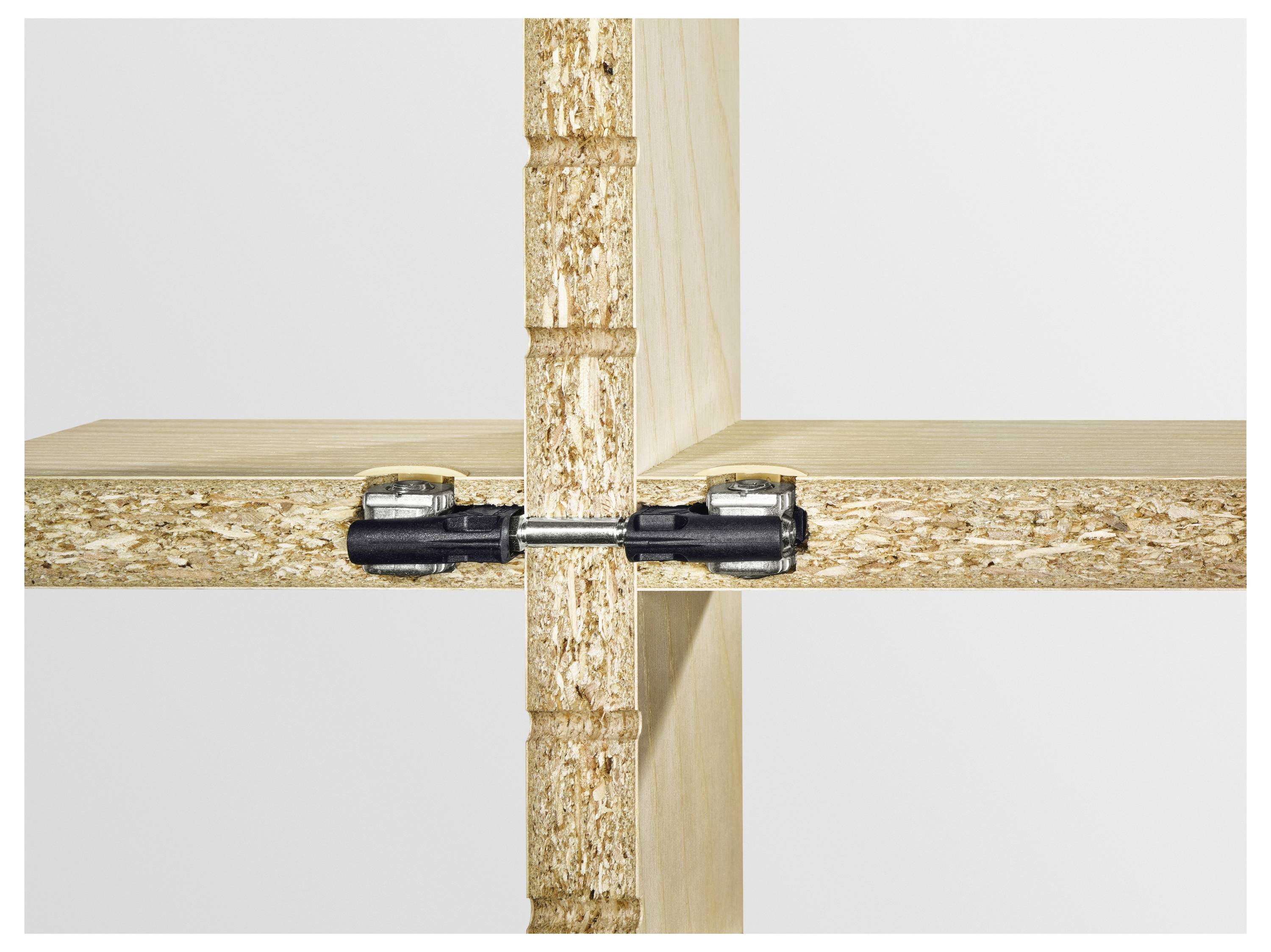 Eine Person bedient eine Festool-Fräsmaschine auf einer Holzoberfläche mit einer Führungsschiene. Das Setup zielt auf präzises Holzschneiden ab und hebt Werkzeugsicherheit und Kontrolle hervor.