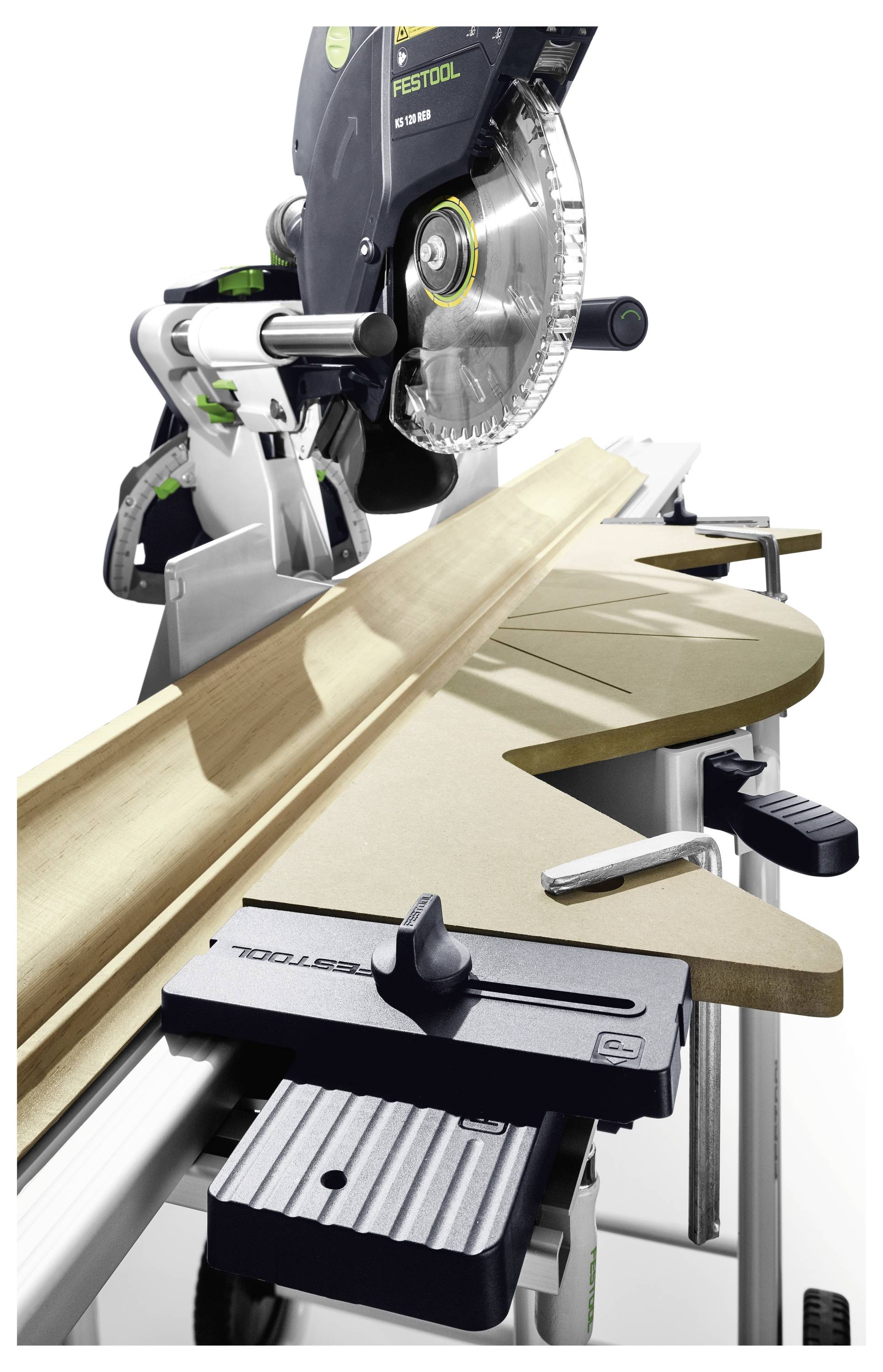 Eine Gehrungssäge schneidet ein Stück Holz auf einer Werkbank und zeigt einen präzisen Winkelschnitt.