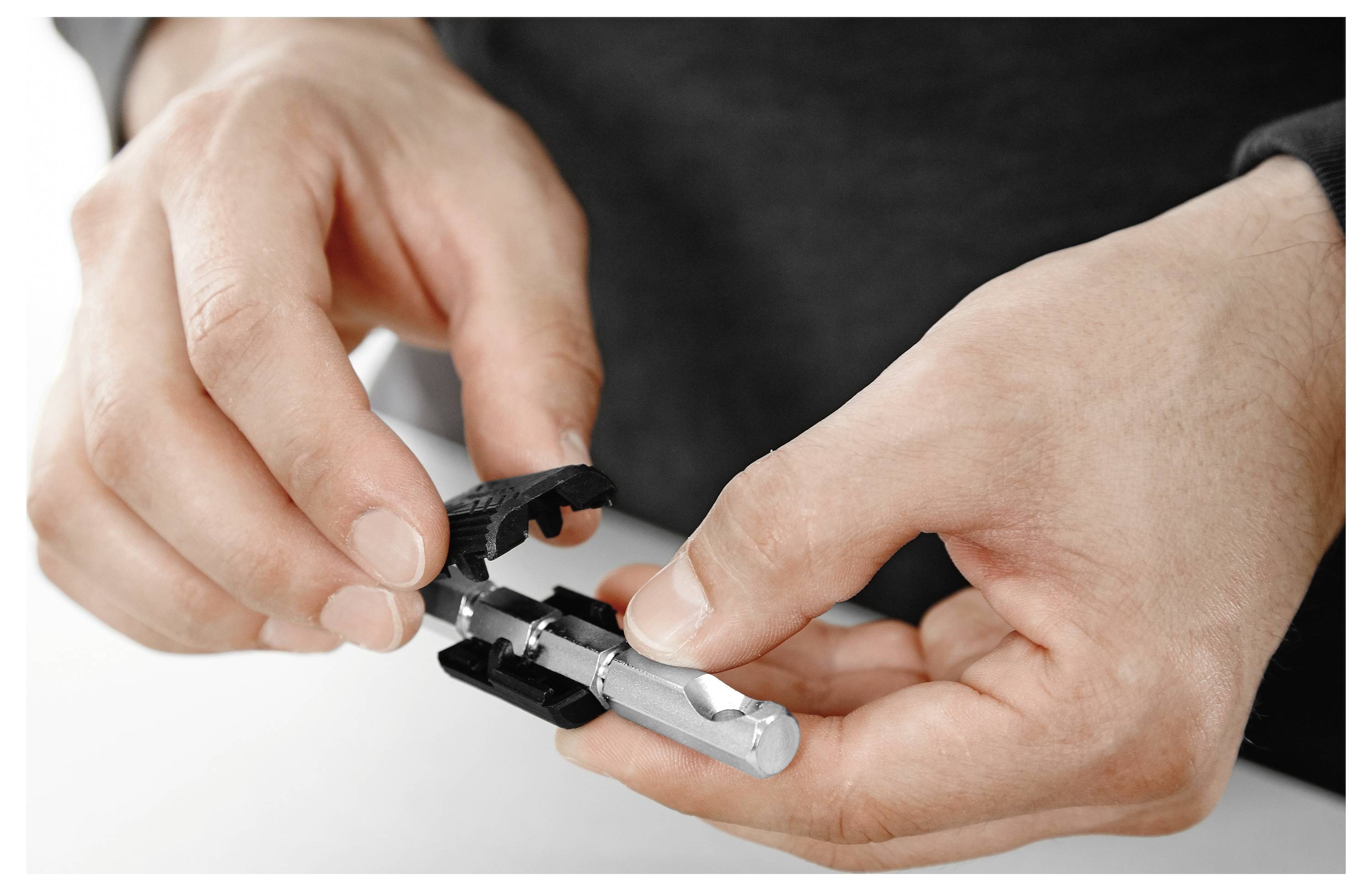 Ein Metallwerkzeug- oder Ausrüstungsständer mit verstellbaren Armen und einer vertikalen Stützstütze, konstruiert zur Unterstützung oder Montage von Geräten.