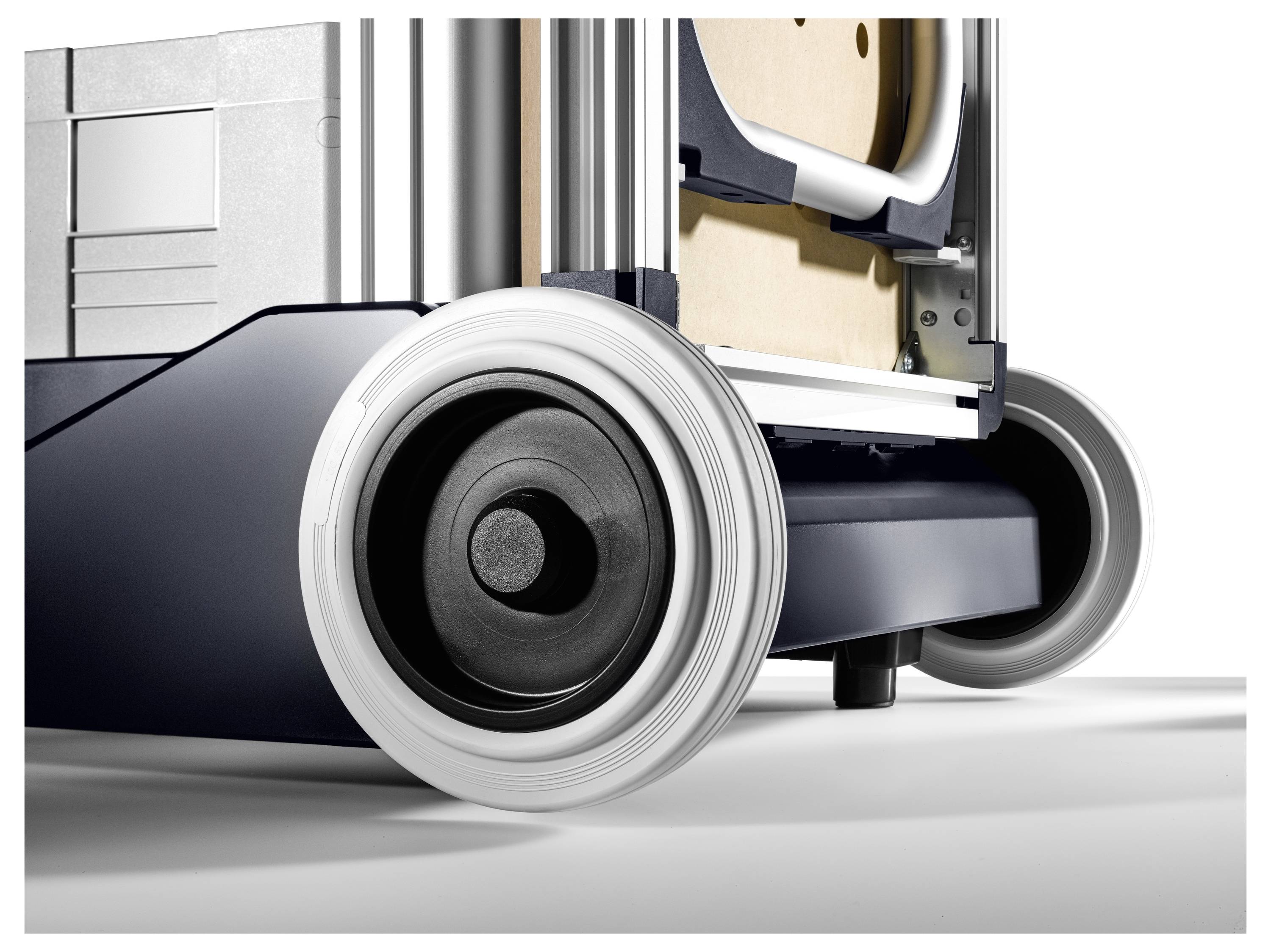 Eine Person glättet eine Holzoberfläche mit einem blauen Schleifblock und konzentriert sich darauf, eine verfeinerte Oberflächenbeschaffenheit für die Holzbearbeitung zu erreichen.