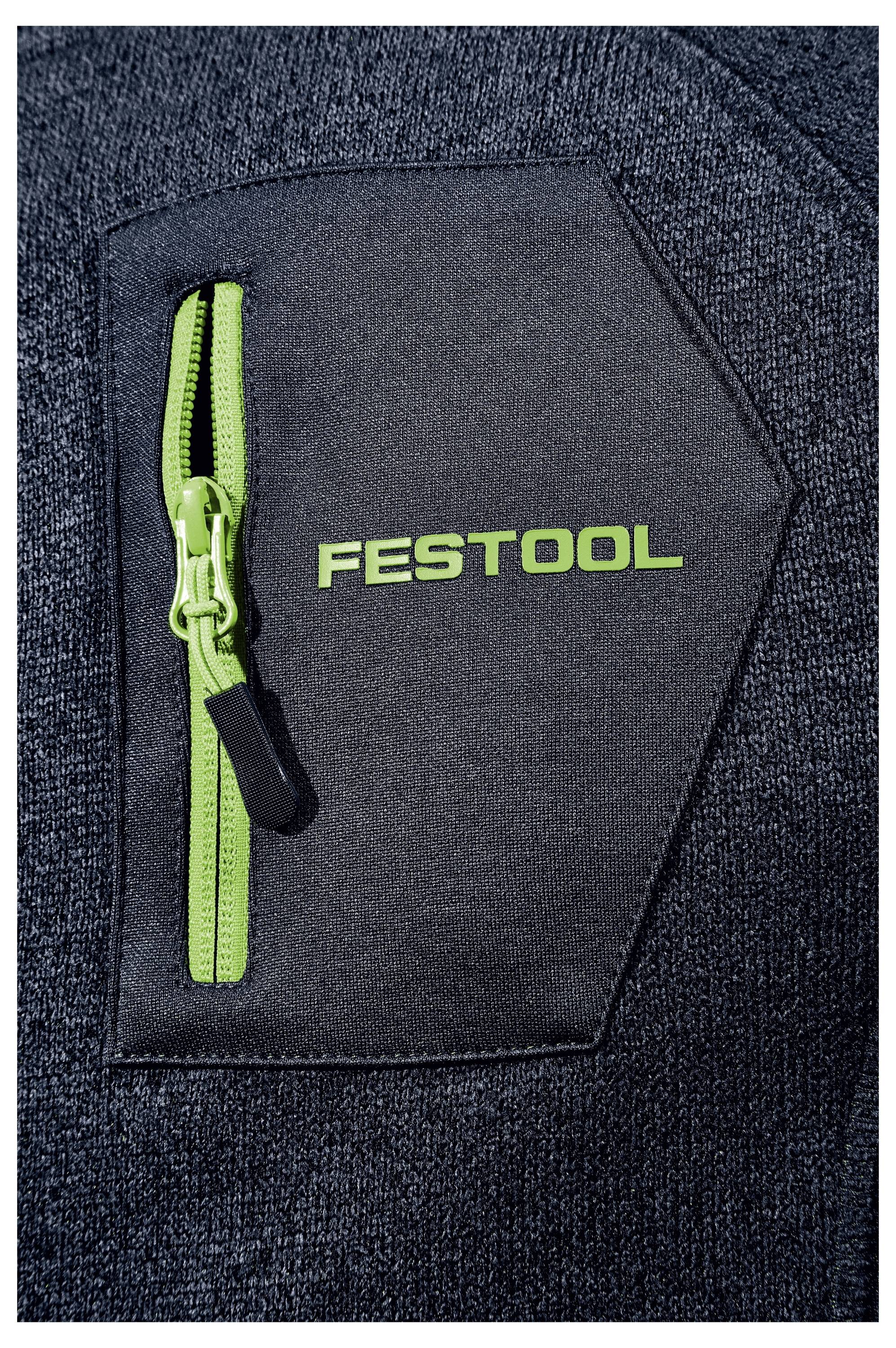 Nahaufnahme eines dunklen Stoffes mit einer grünen Reißverschlusstasche und dem in Grün gedruckten 